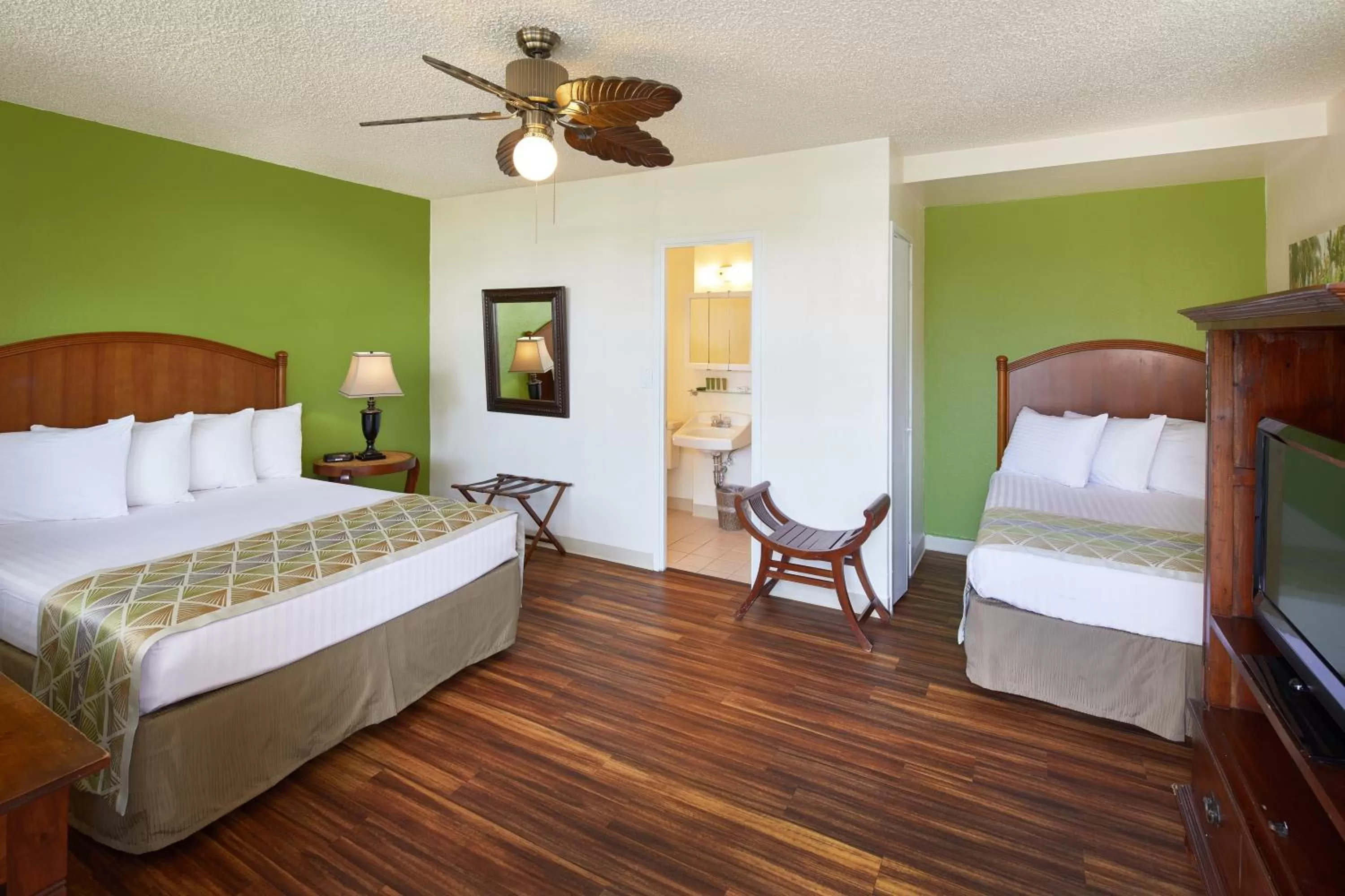 Bedroom, Bed in Pacific Marina Inn Airport