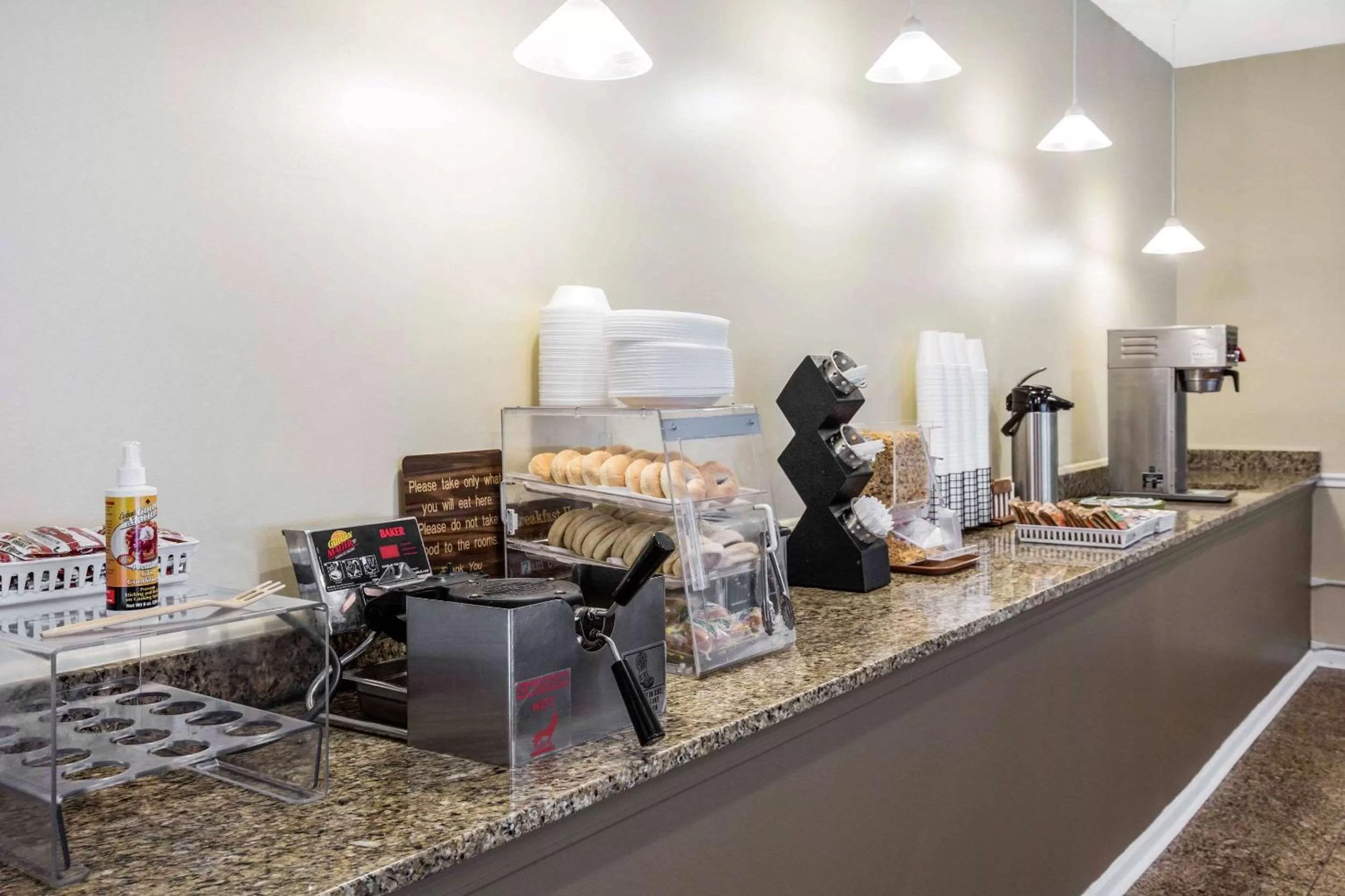 Restaurant/places to eat in Rodeway Inn Lyons - La Grange