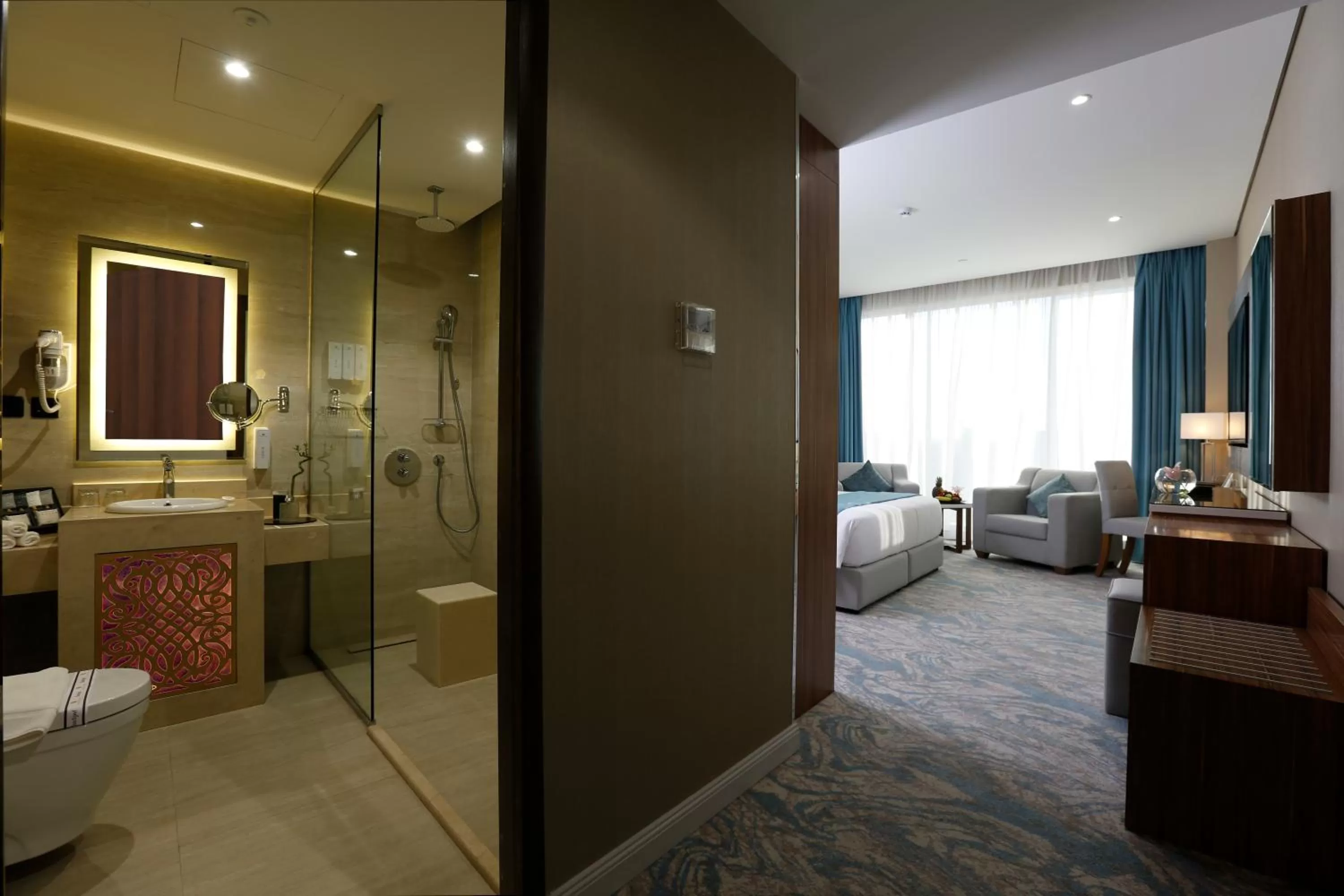 Shower, Bed in Cantonal Hotel by Warwick