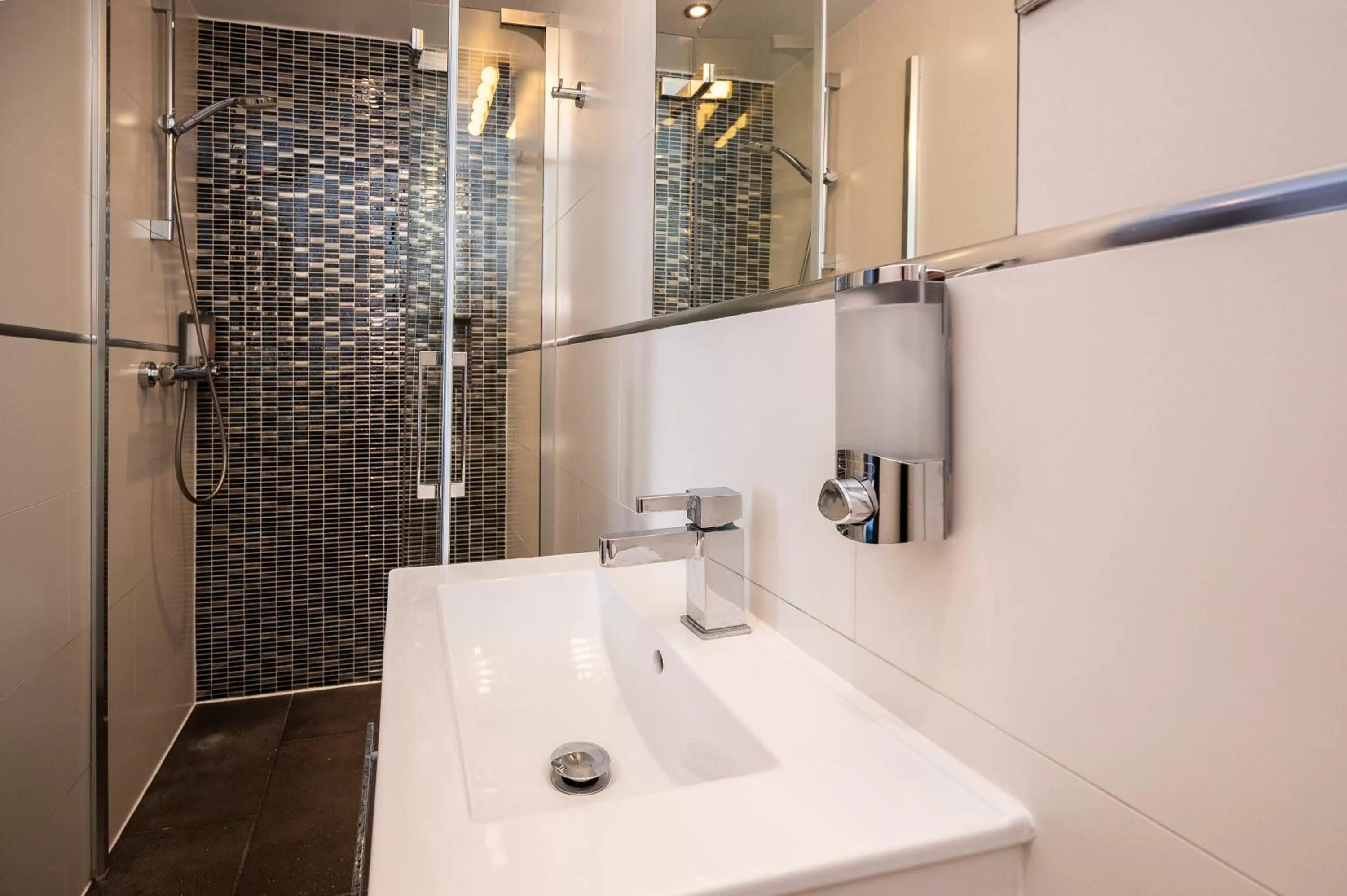 Bathroom in Mentone Hotel