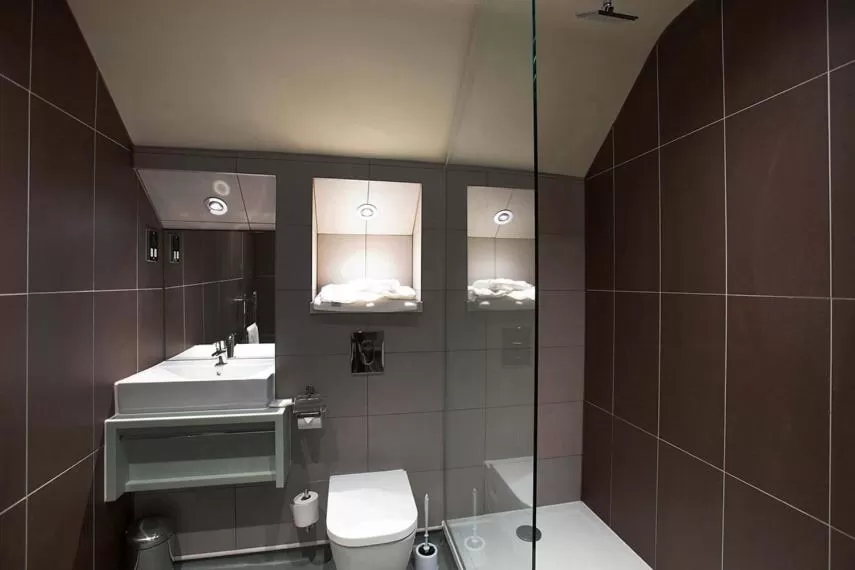 Shower, Bathroom in Jolly's Hotel Wetherspoon