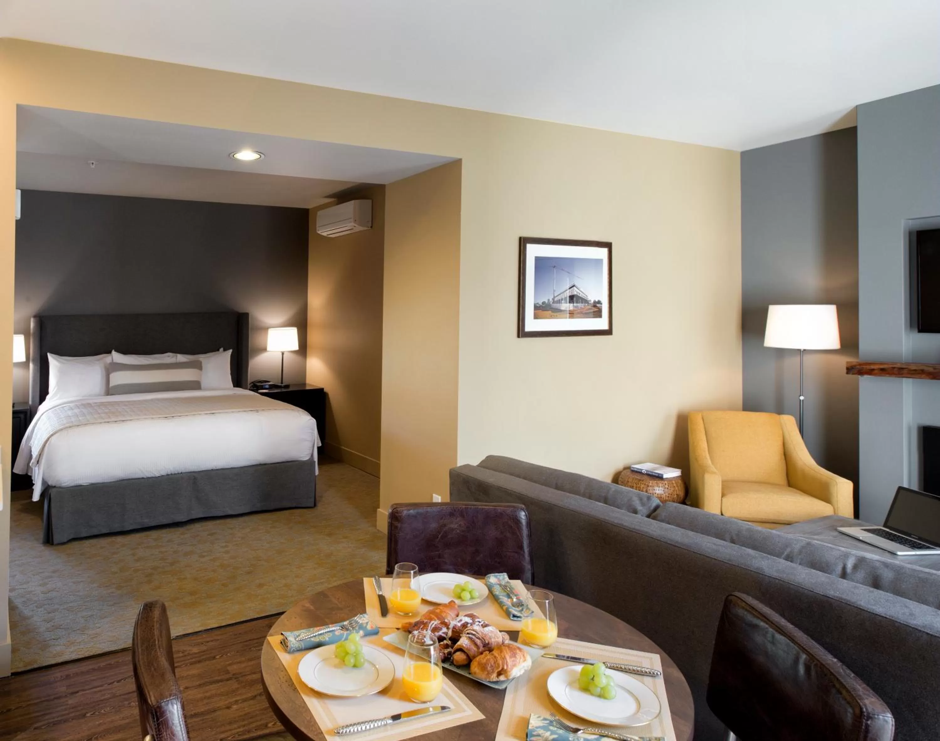 Photo of the whole room, Bed in Inn at Lynden