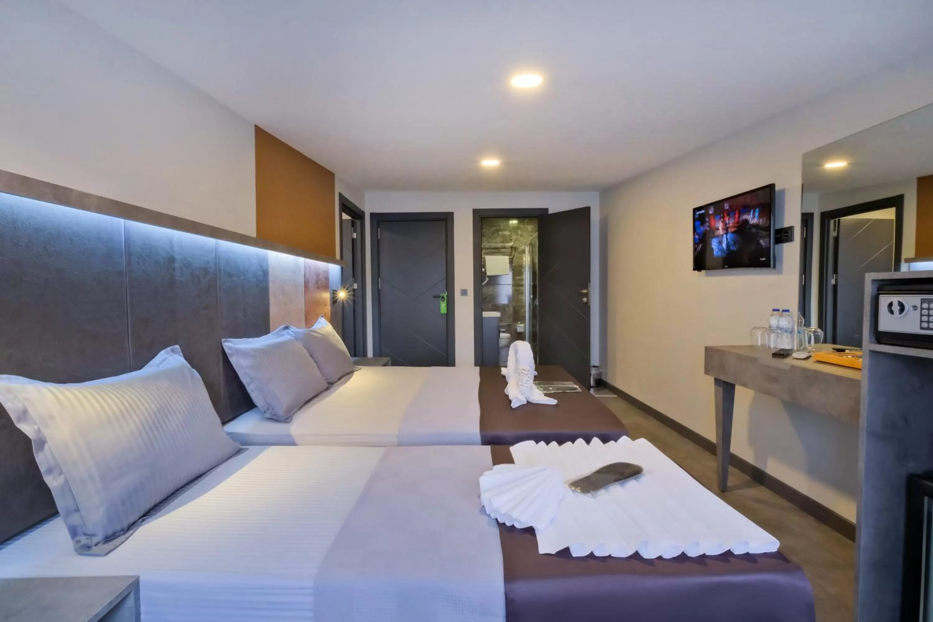 Photo of the whole room, Bed in The Queen Hotel