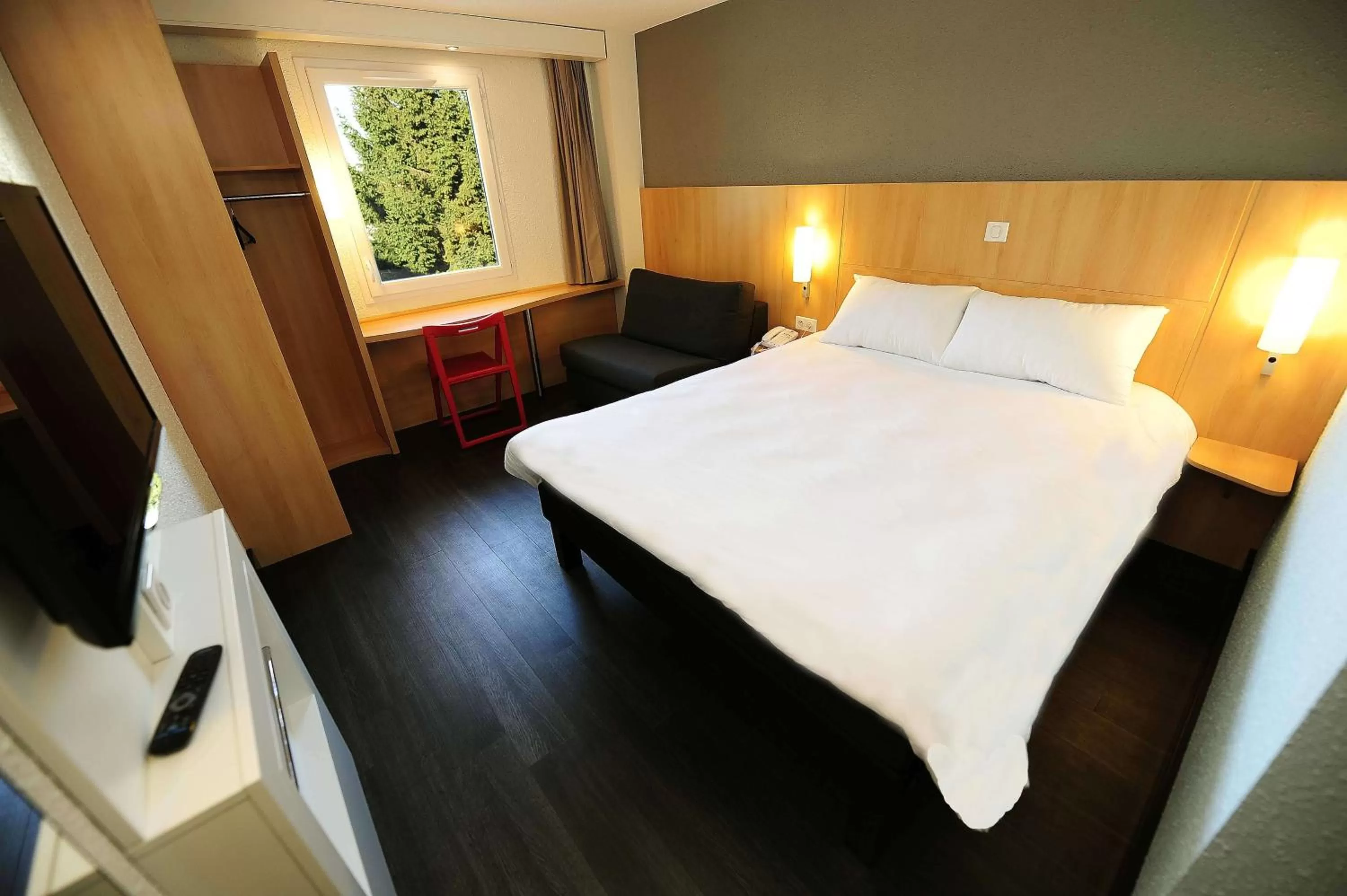 Bedroom, Bed in ibis Lyon Est Beynost