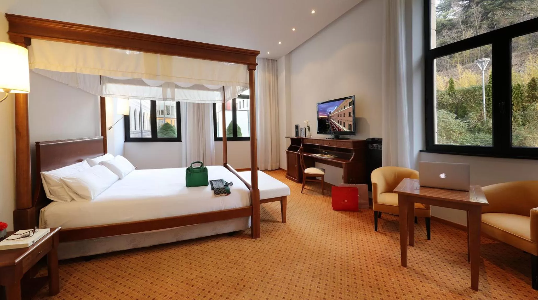 TV and multimedia, Bed in Abba Burgos