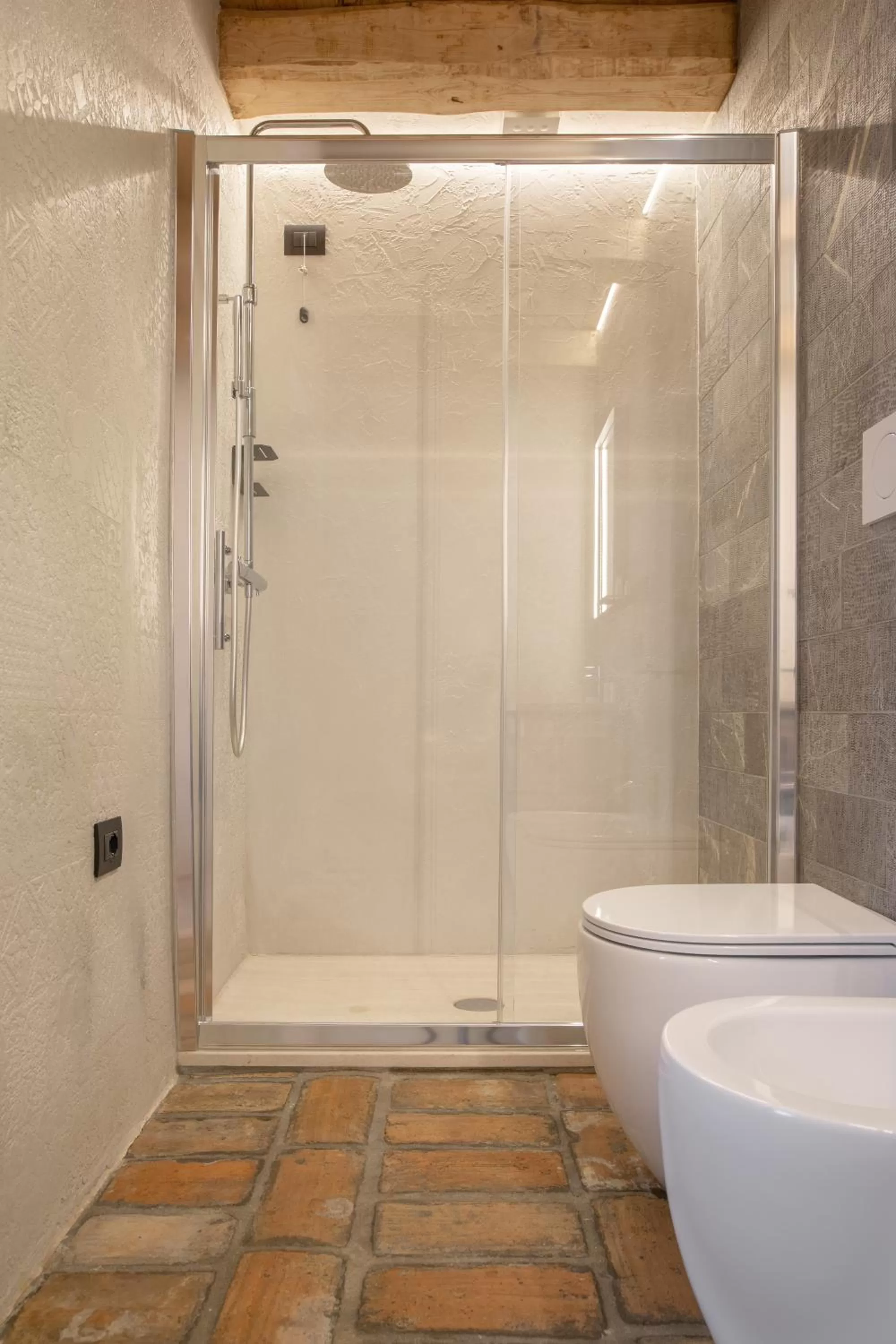 Shower in OGNISSANTI GuestHouse & Suites