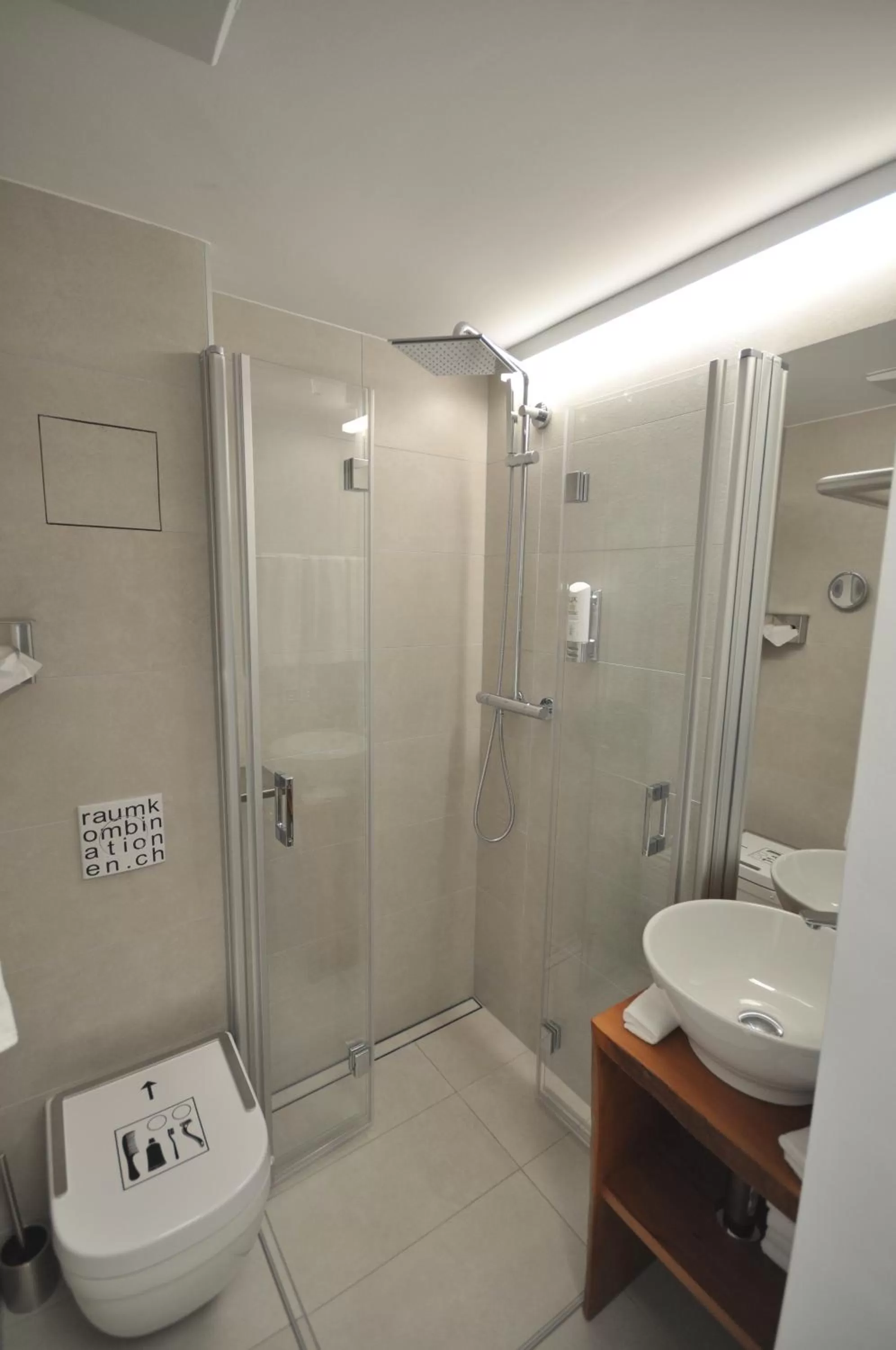 Shower in Boutique Hotel BS16 before Bern City Parking gratis