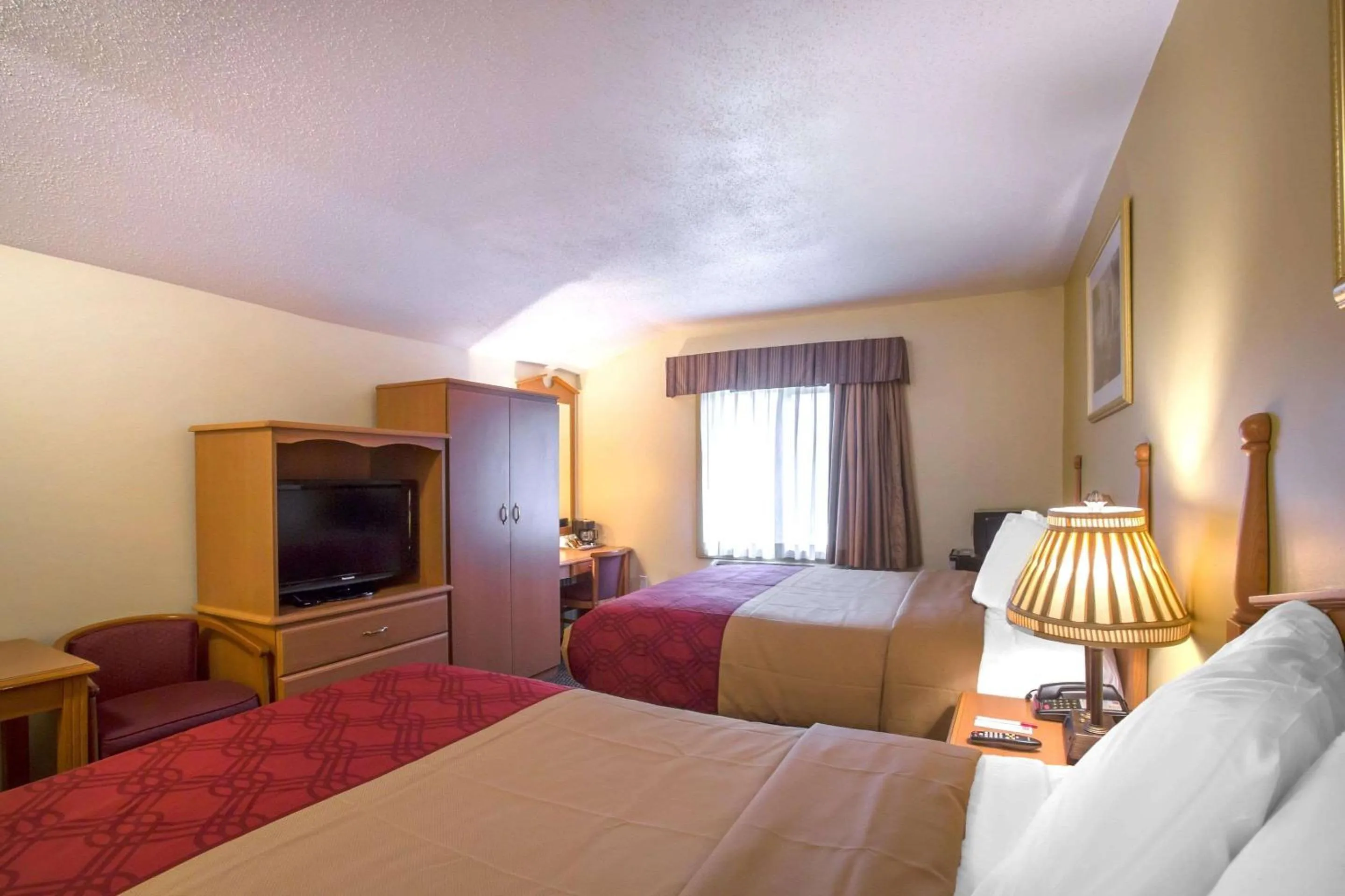 Photo of the whole room, Bed in Econo Lodge Manchester Center