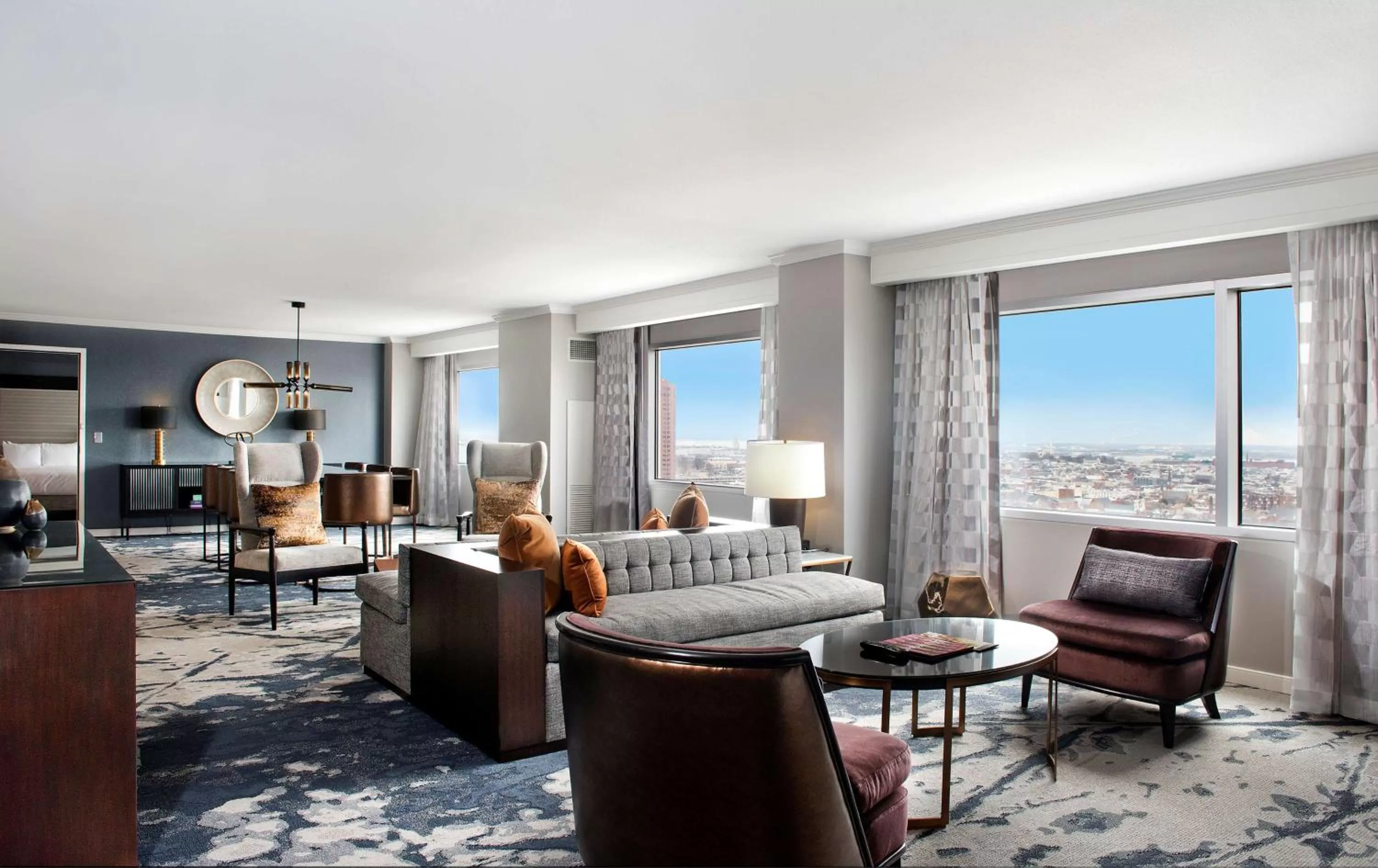 Living room in Hilton Baltimore Inner Harbor