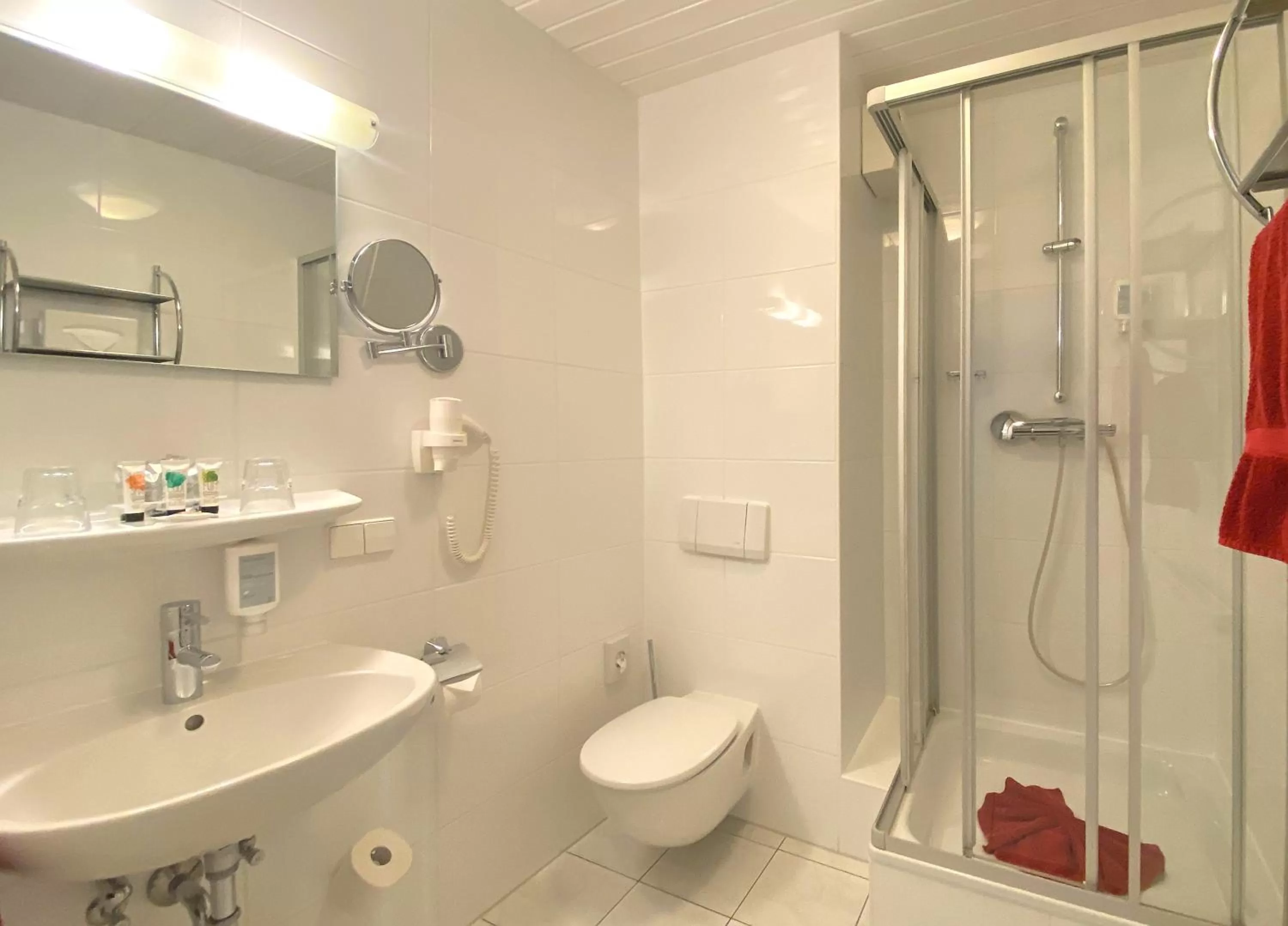 Shower, Bathroom in Hotel Rathausglöckel