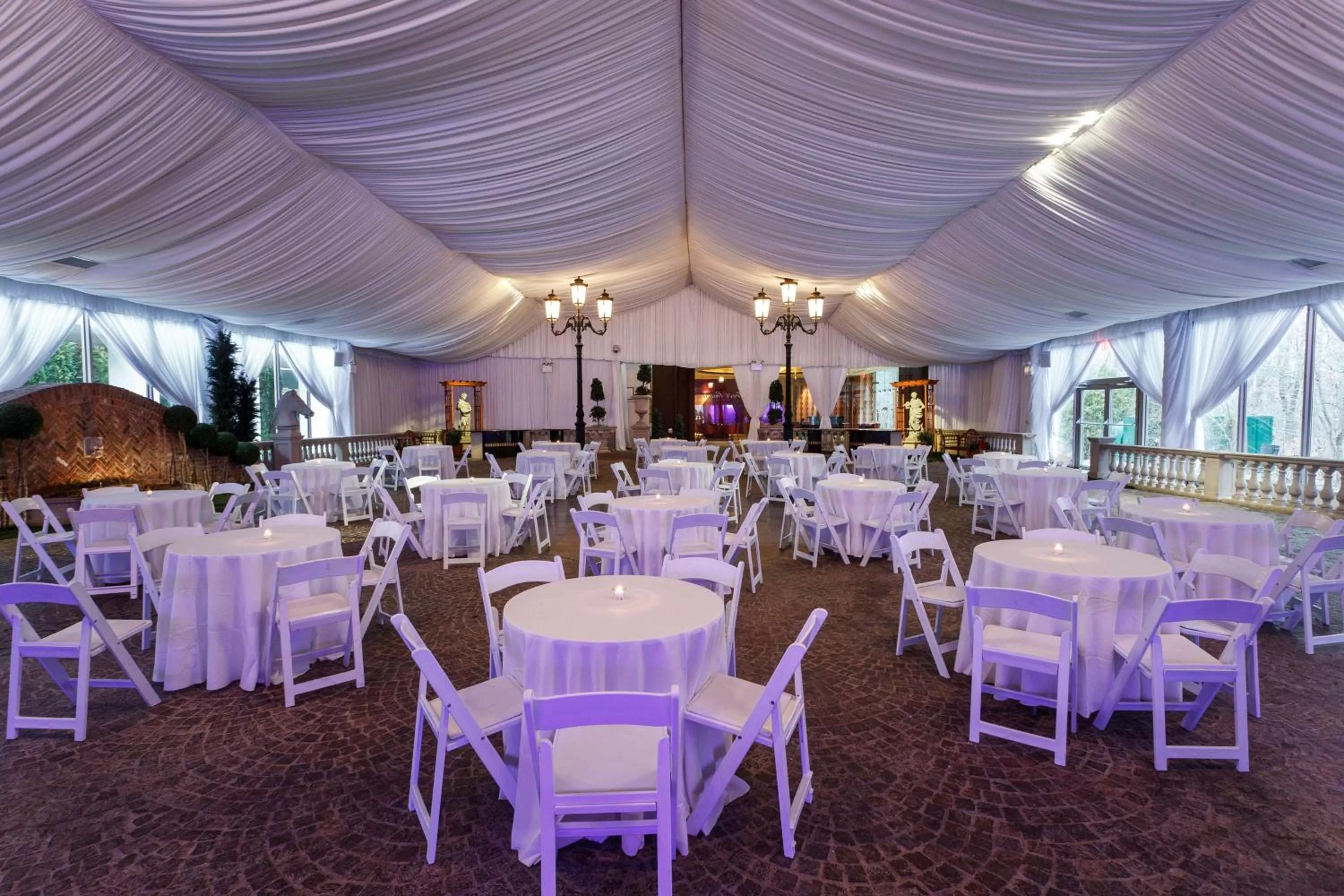 Dining area in Hilton Garden Inn New York/Staten Island