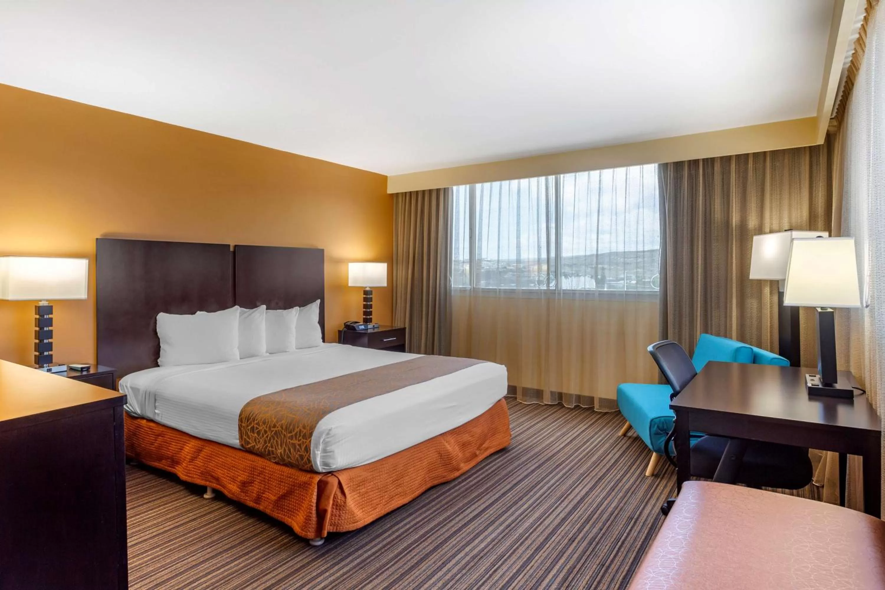 Bedroom, Bed in Best Western The Plaza Hotel Honolulu Airport - Free Breakfast