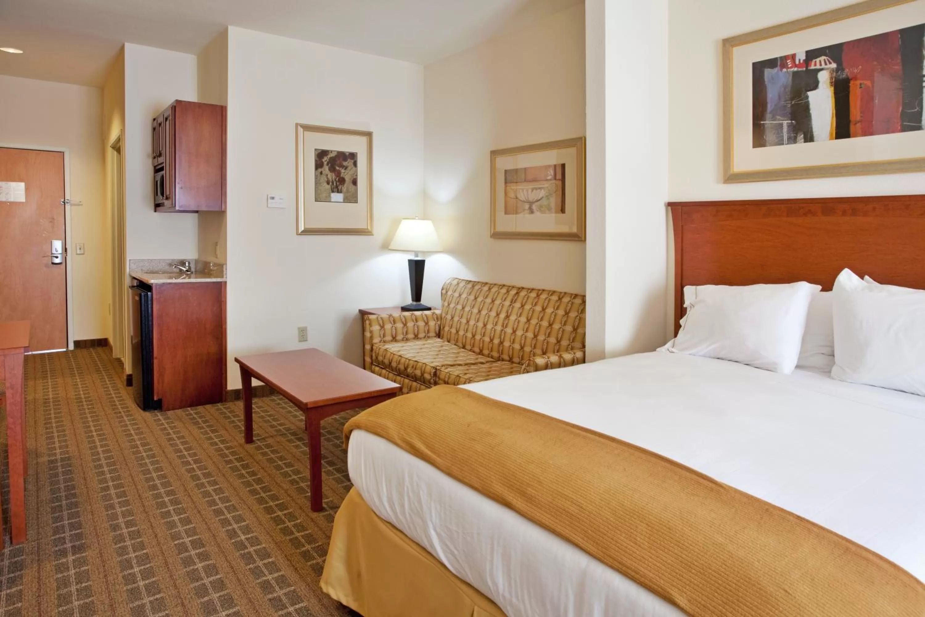 Photo of the whole room, Bed in Holiday Inn Express & Suites - Hardeeville-Hilton Head by IHG