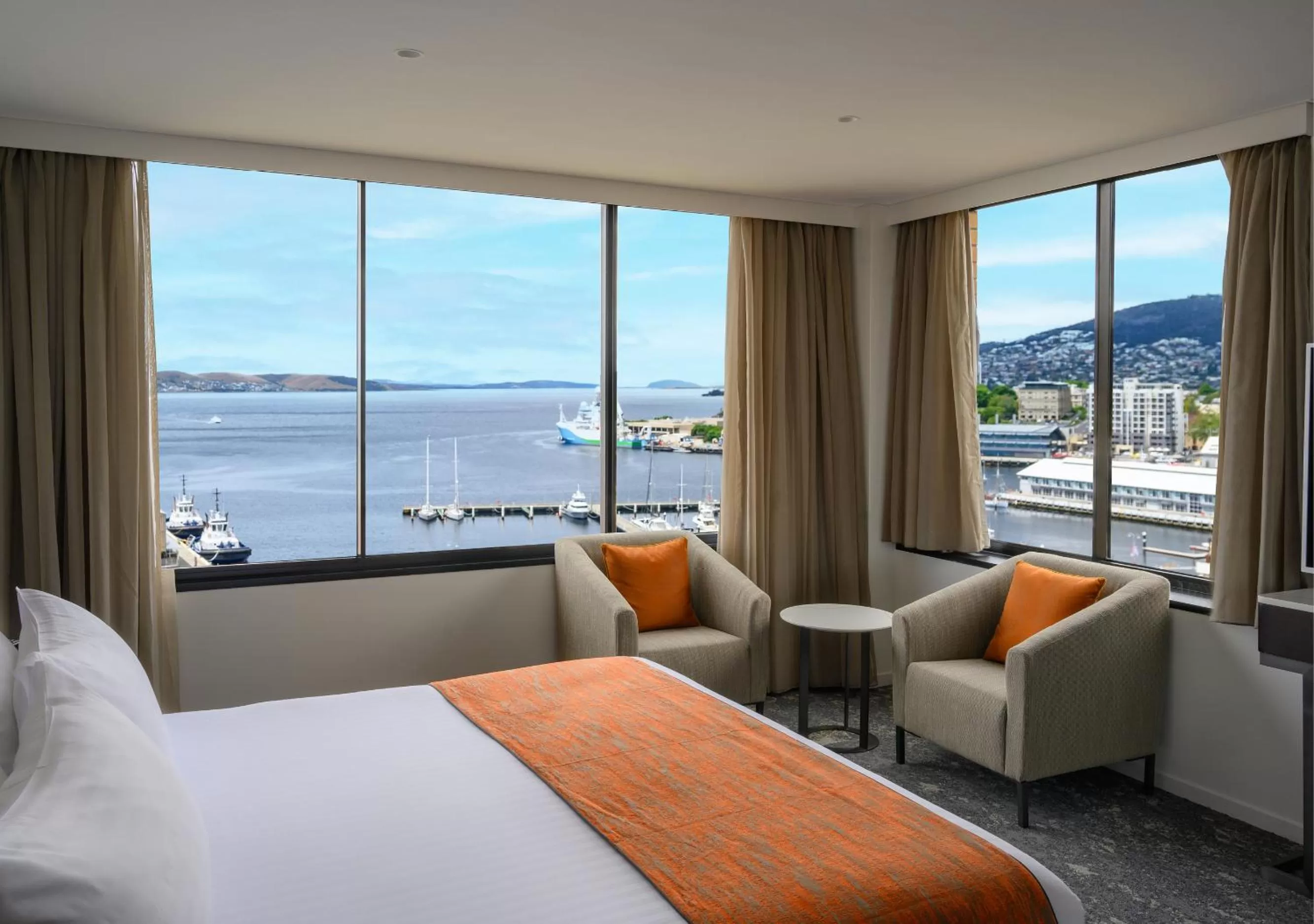 Sea view, Bed in Hotel Grand Chancellor Hobart