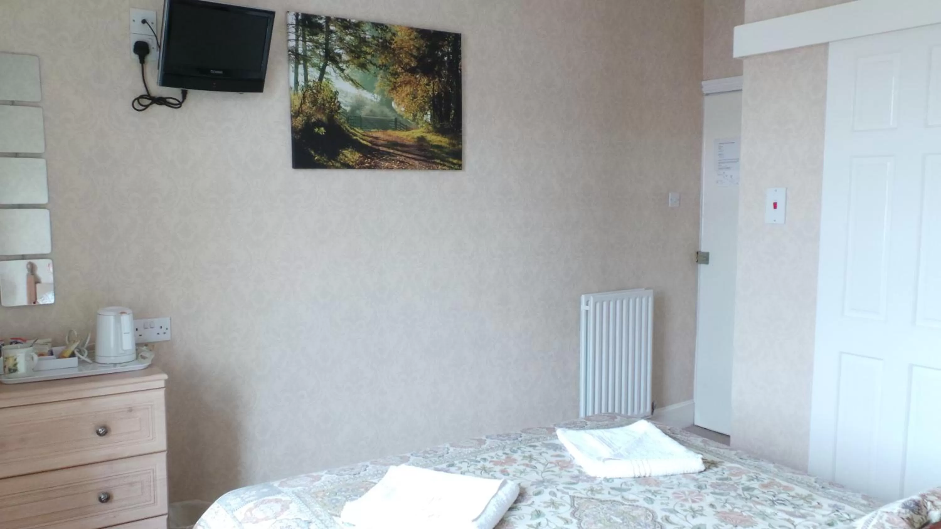 Twin Room with Shower in Tynedale Guest House