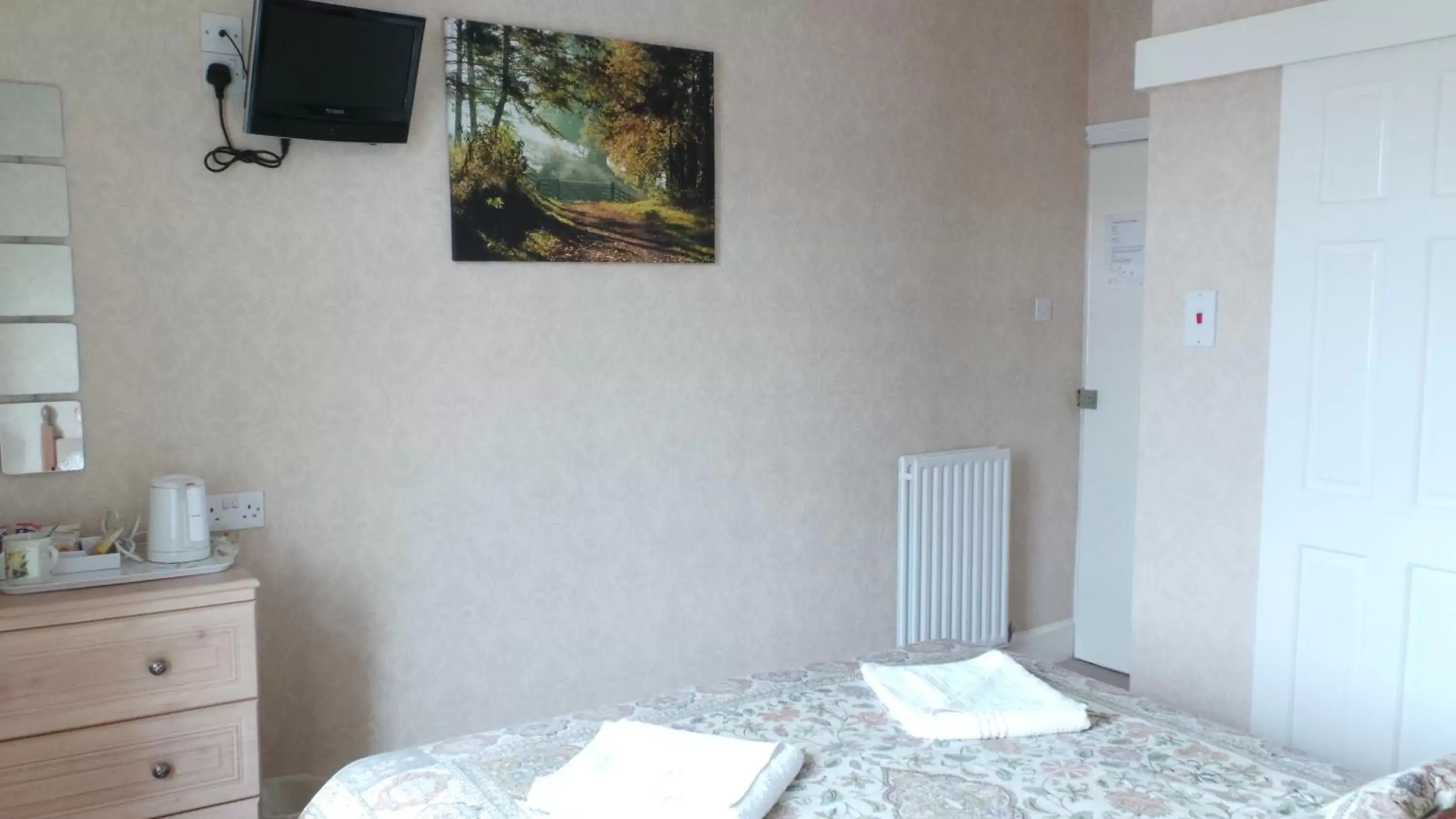 Twin Room with Shower in Tynedale Guest House Twin Room with Shower in Tynedale Guest House