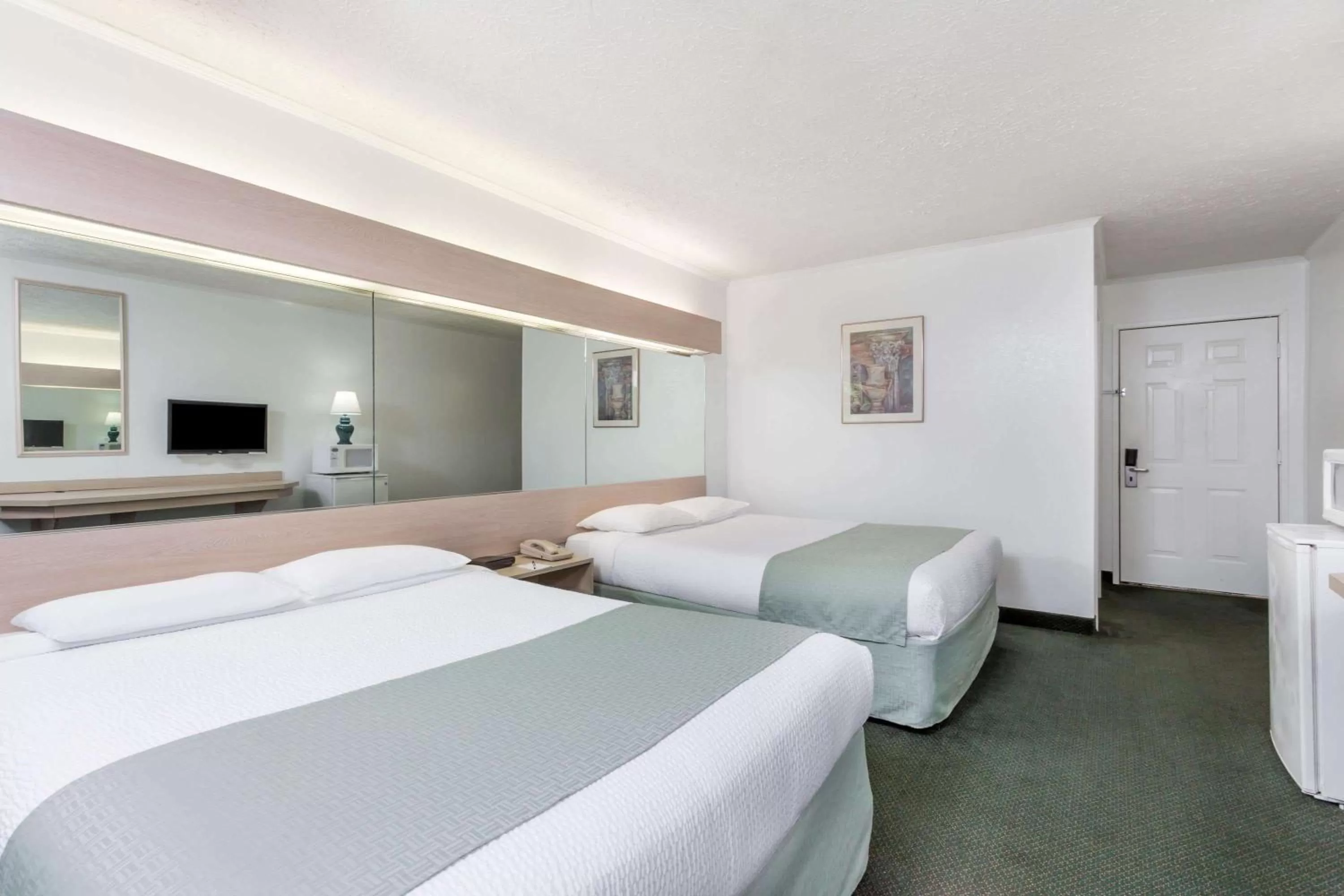 Photo of the whole room, Bed in Microtel Inn by Wyndham Athens