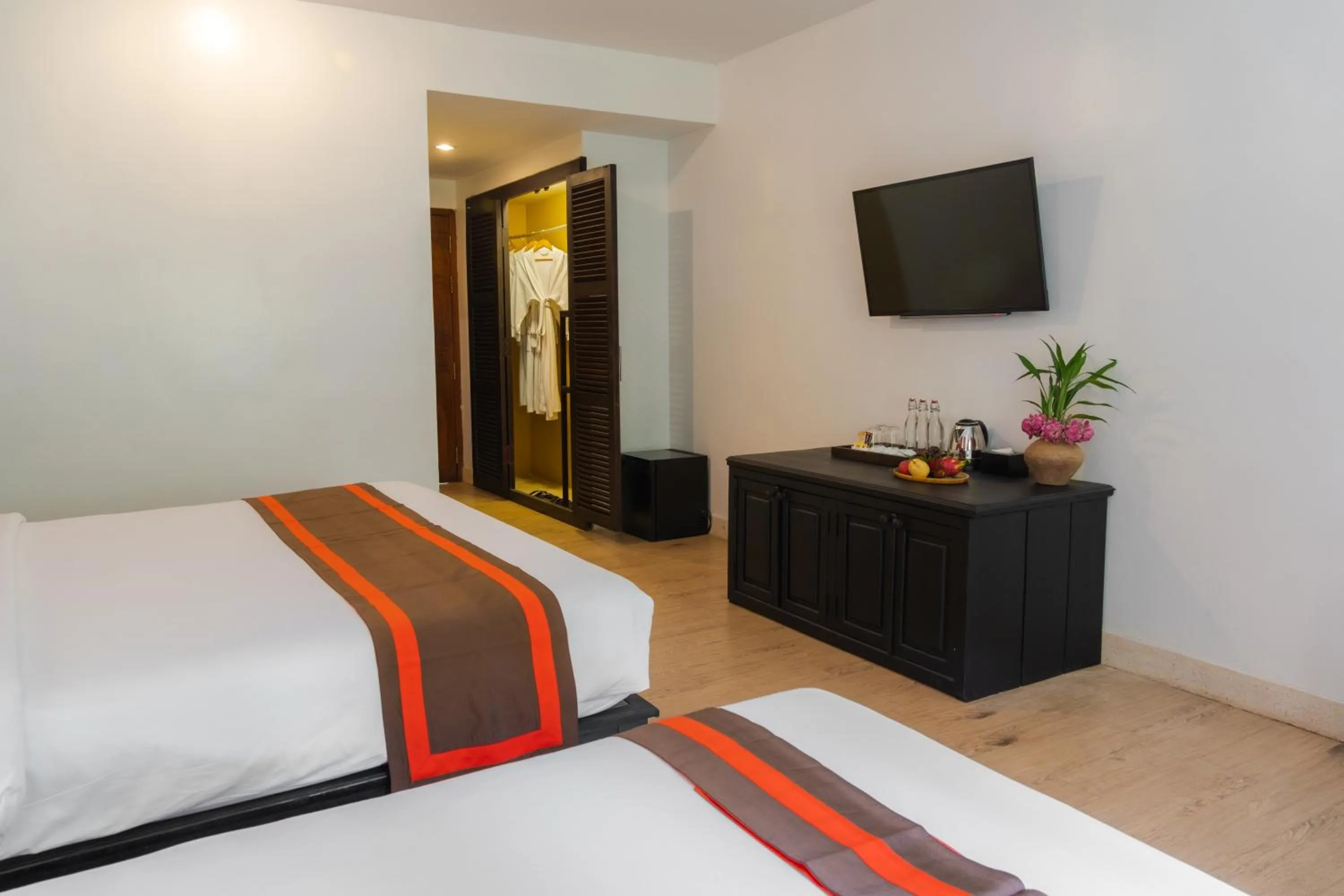 Photo of the whole room, Bed in Pandora Suite D'Angkor