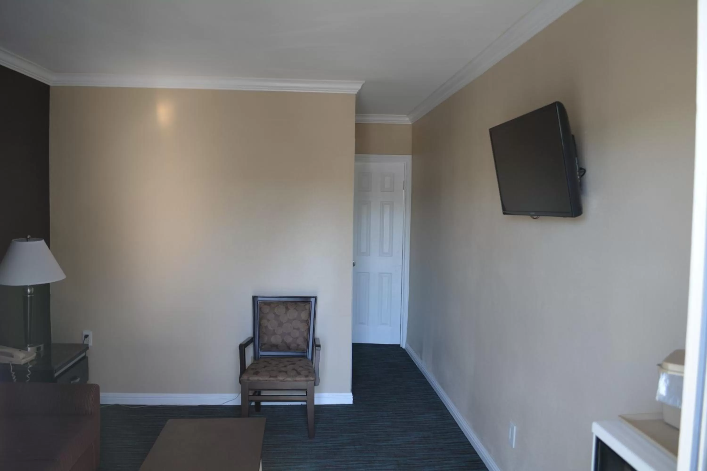 Seating area in Seaside Motel