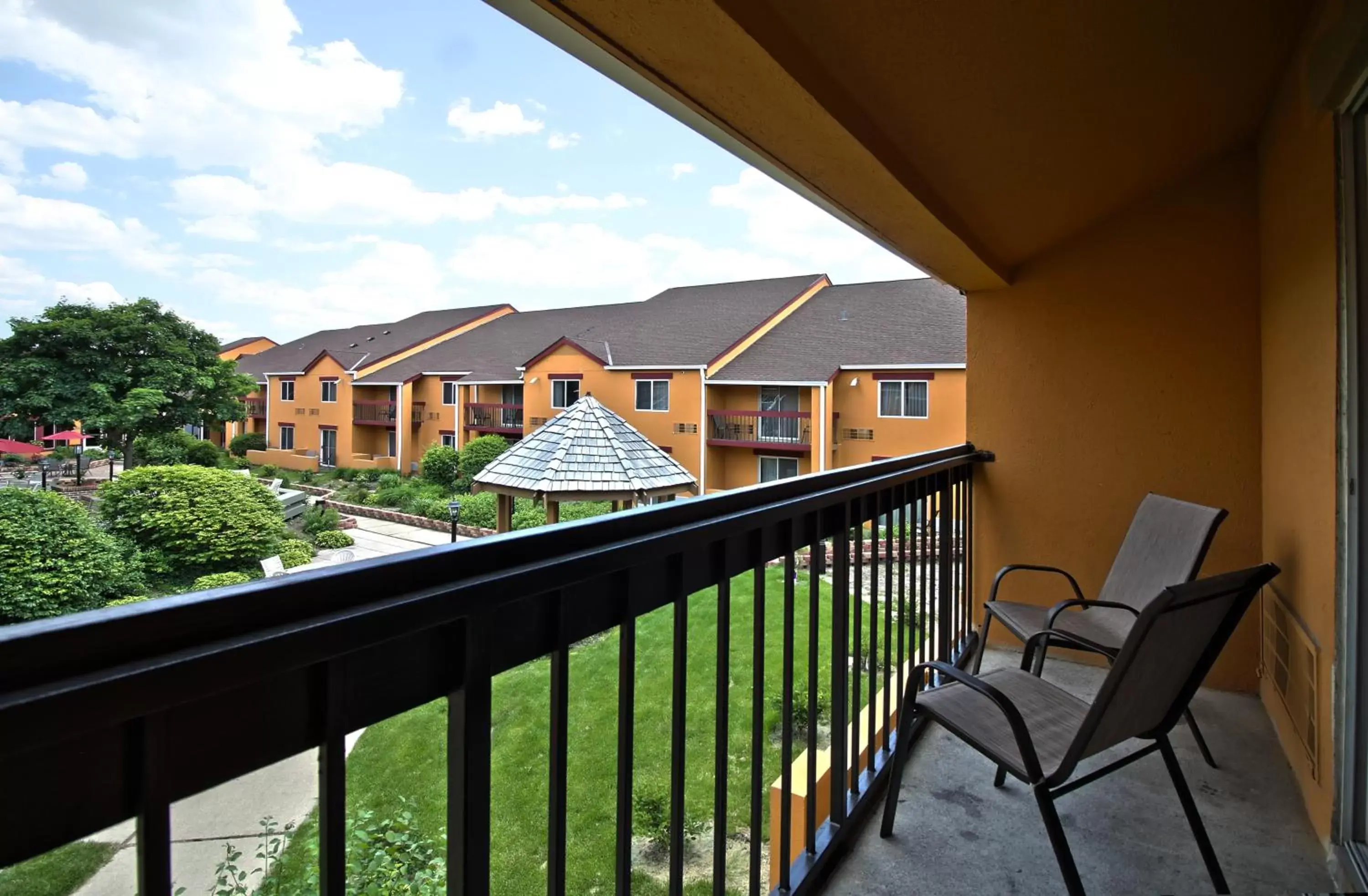 Premier 1 King Bed (Balcony) in Chicago Club Inn & Suite Premier 1 King Bed (Balcony) in Chicago Club Inn & Suite