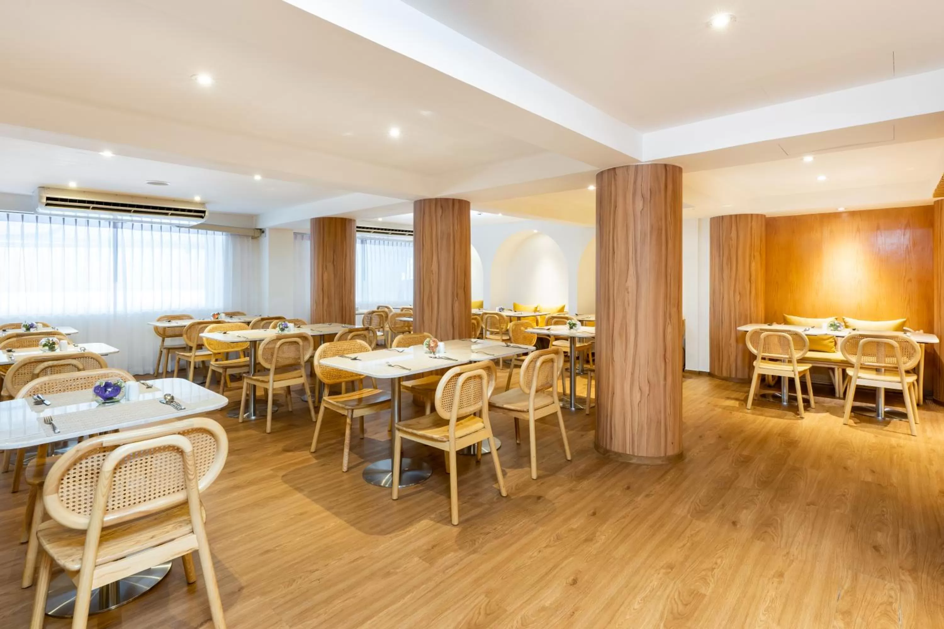 Restaurant/places to eat in Arck Hotel