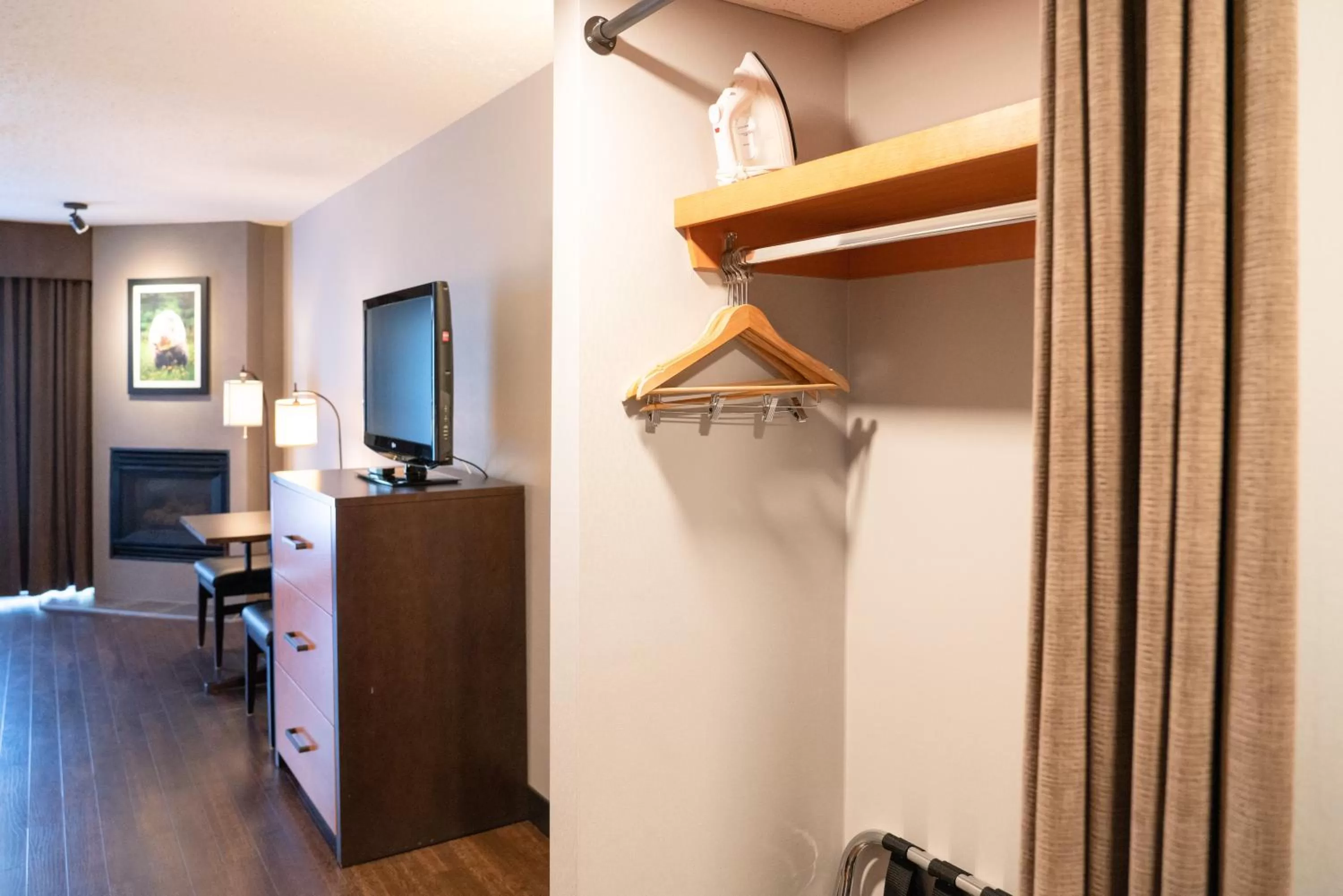 TV and multimedia in Pocaterra Inn & Waterslide