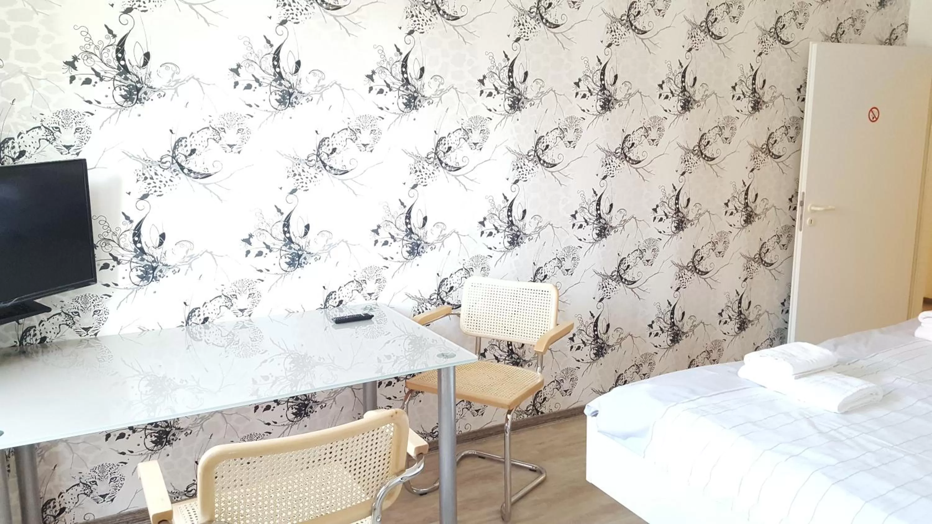 Seating area, Bed in Aparthotel B & L