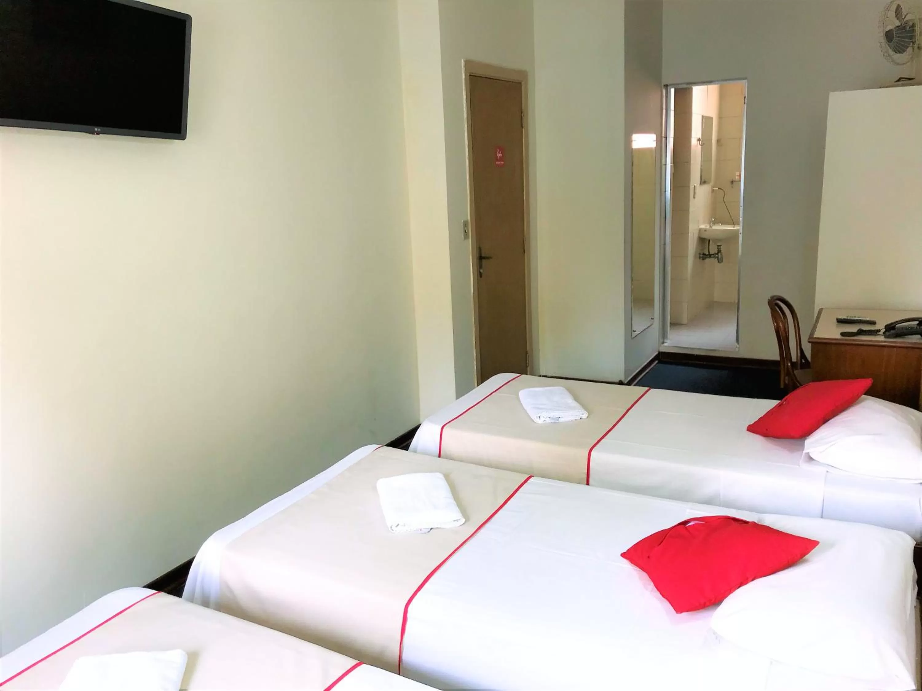 Bedroom, Bed in Hotel São Jorge São Paulo - Próximo a 25 de março, região do Brás, fácil acesso ao Expo Center Norte e Mercado Municipal SP