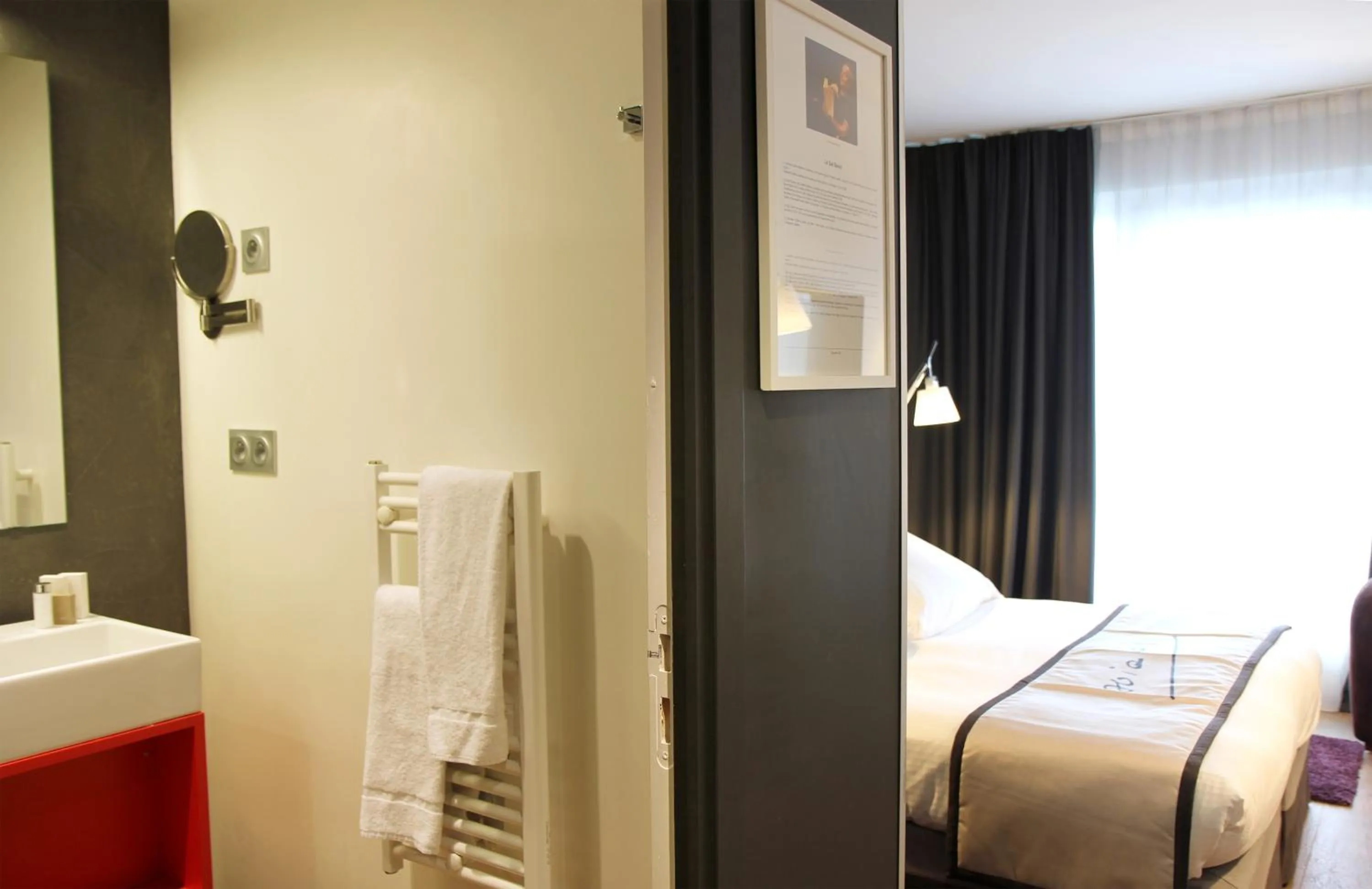 Photo of the whole room, Bed in Hotel Litteraire Alexandre Vialatte, BW Signature Collection