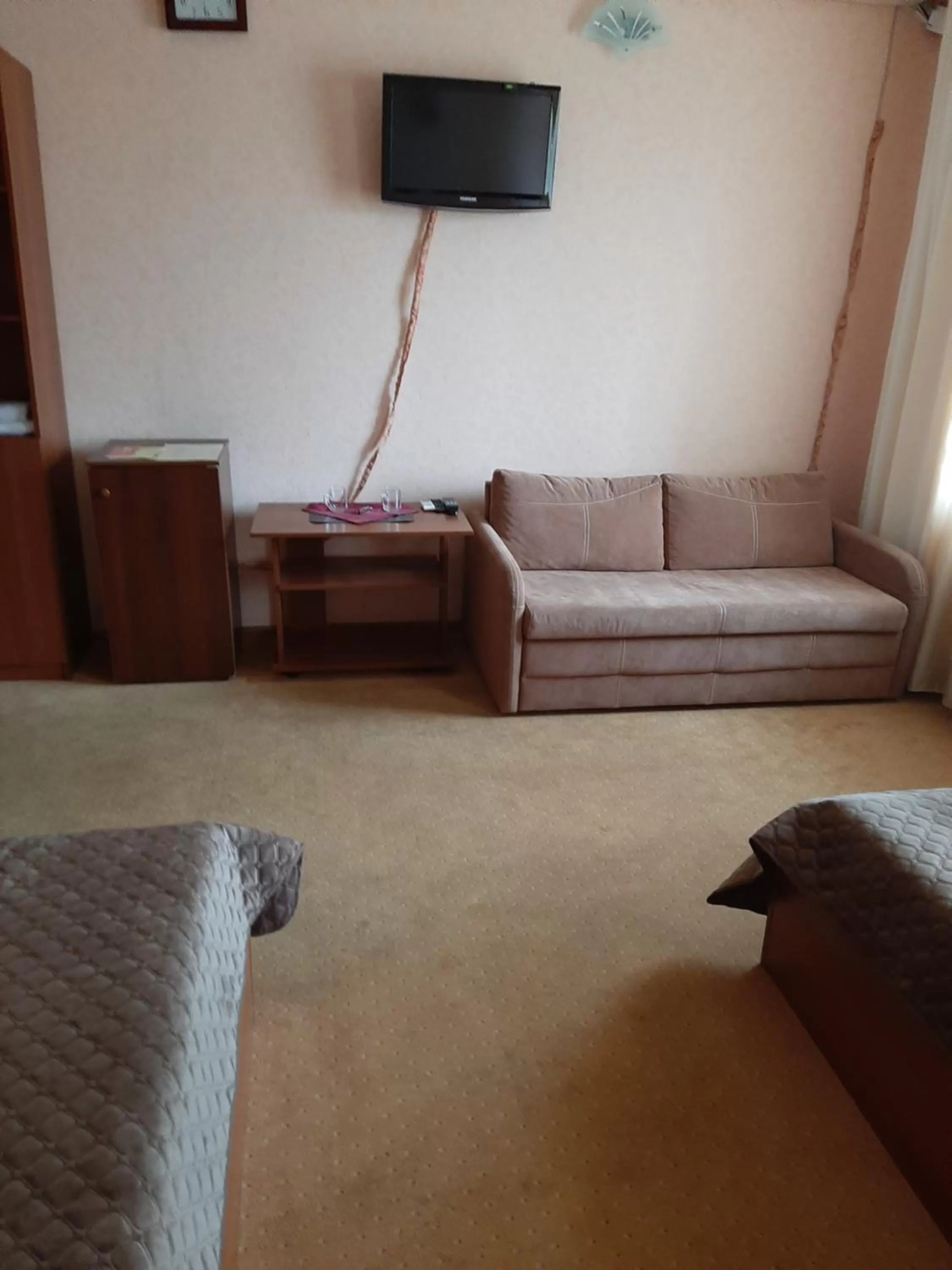 Bed, TV/Entertainment Center in Stara Vezha Hotel