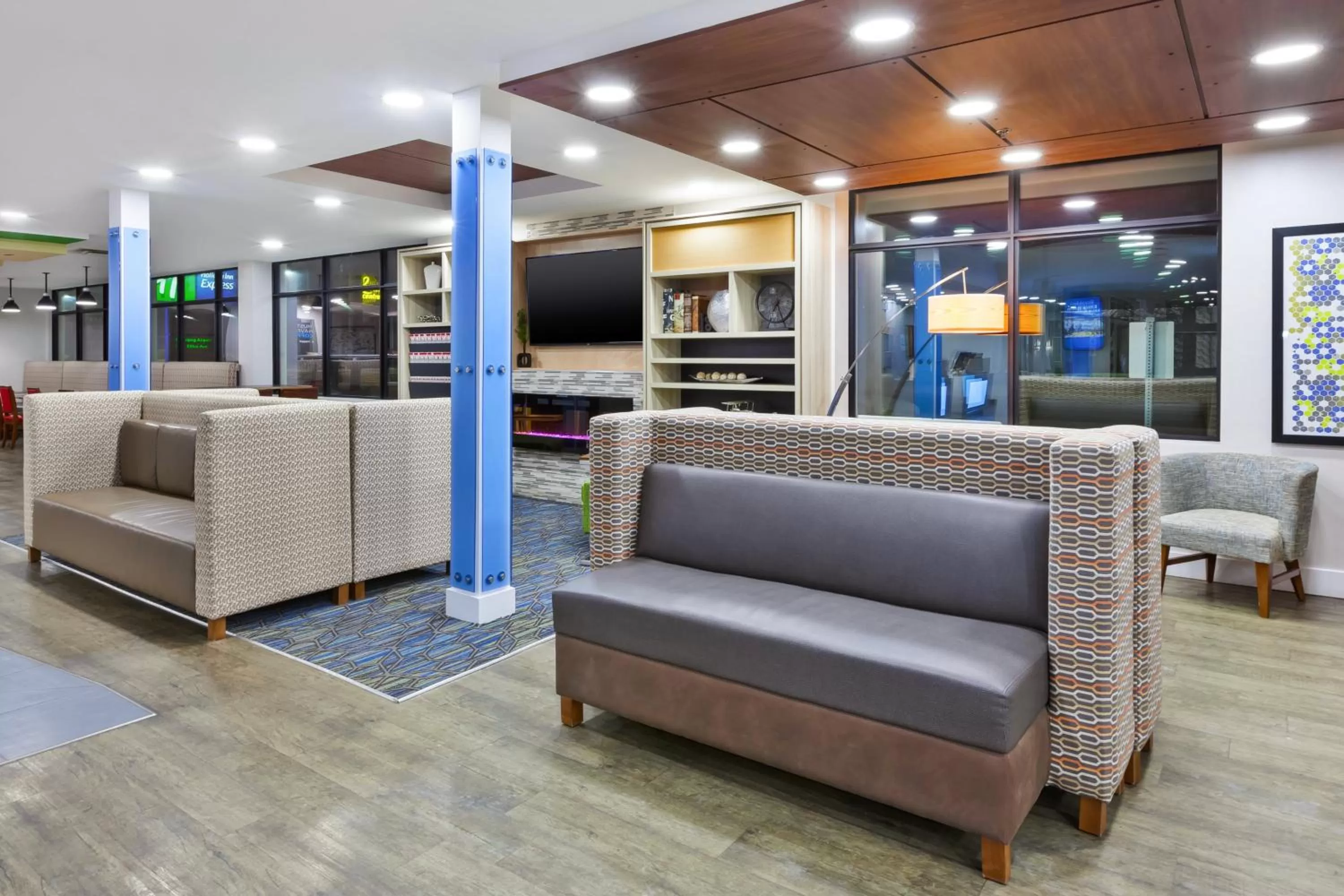 Property building in Holiday Inn Express Winnipeg Airport - Polo Park by IHG