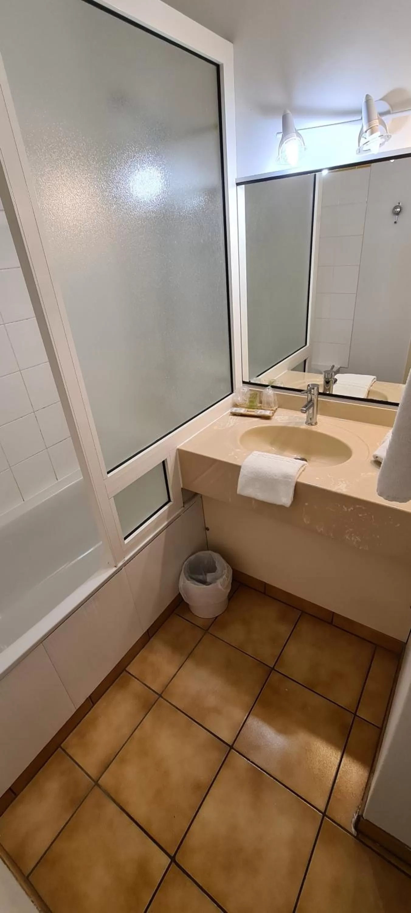 Bathroom in Hostellerie Saint Vincent Beauvais Aeroport