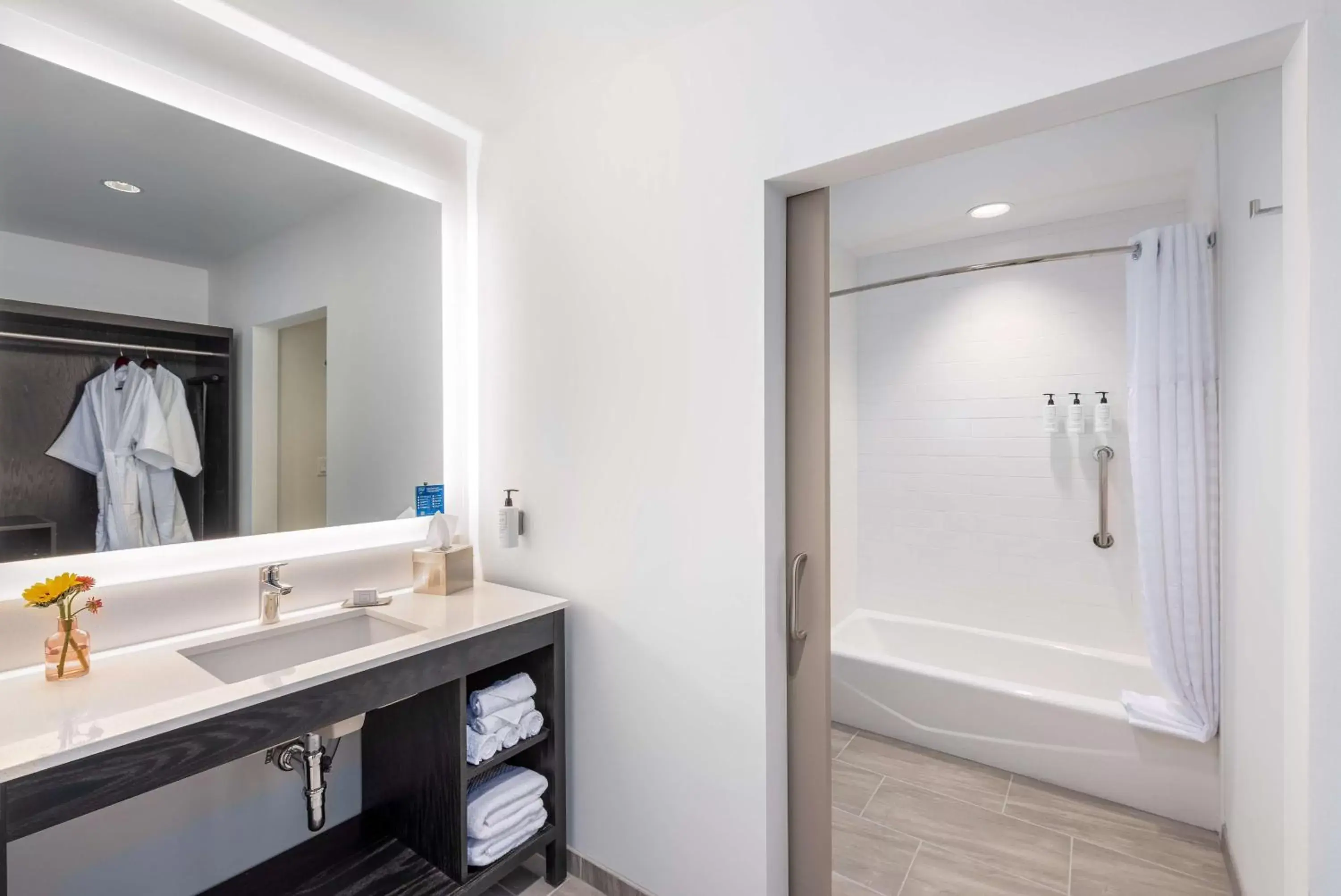 Deluxe King Room with Sitting Area in Holman Riverfront Park Hotel Salem, Tapestry By Hilton Deluxe King Room with Sitting Area in Holman Riverfront Park Hotel Salem, Tapestry By Hilton