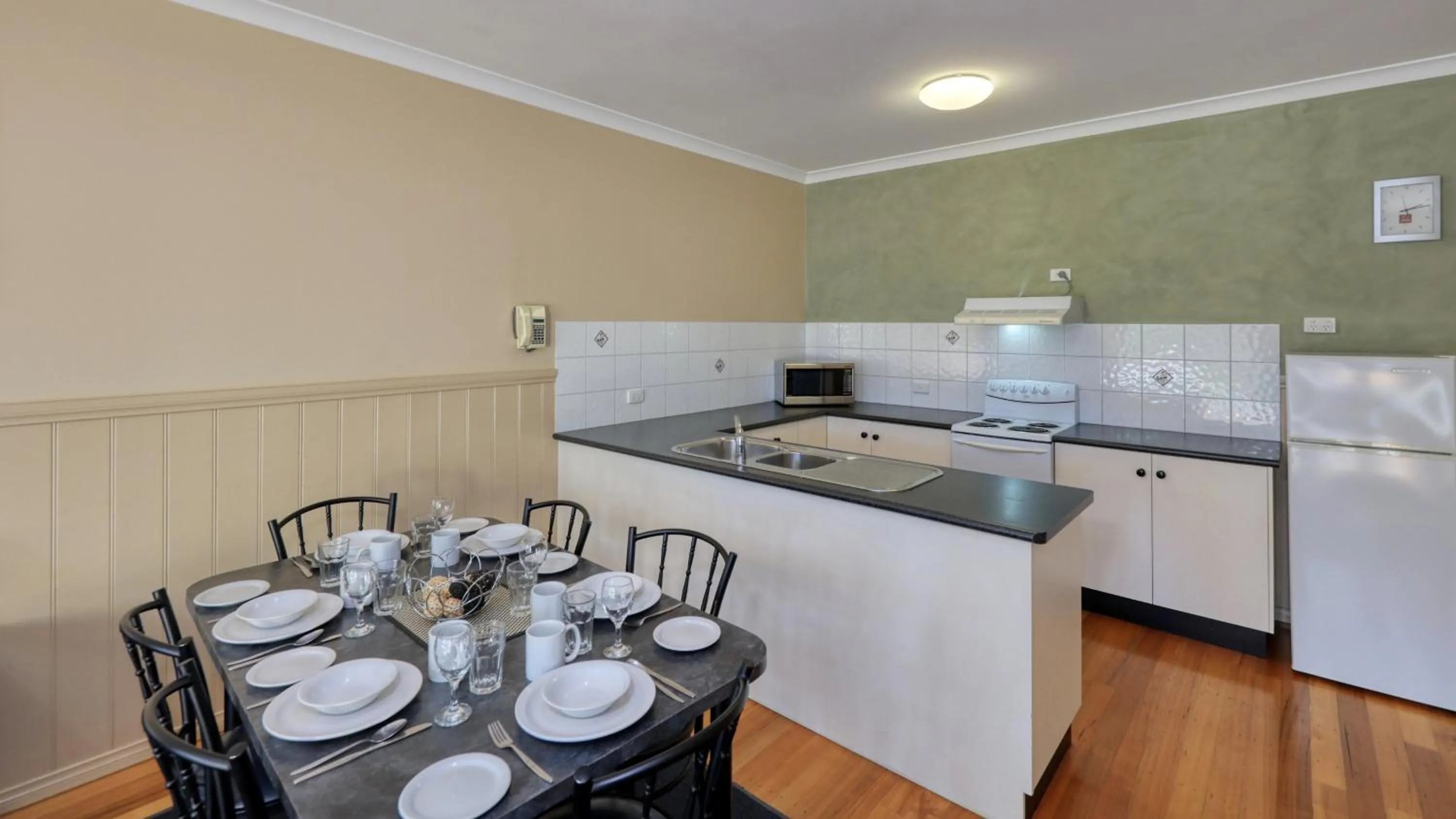 Dining area in Bridges on Meninya Motel & Apartments