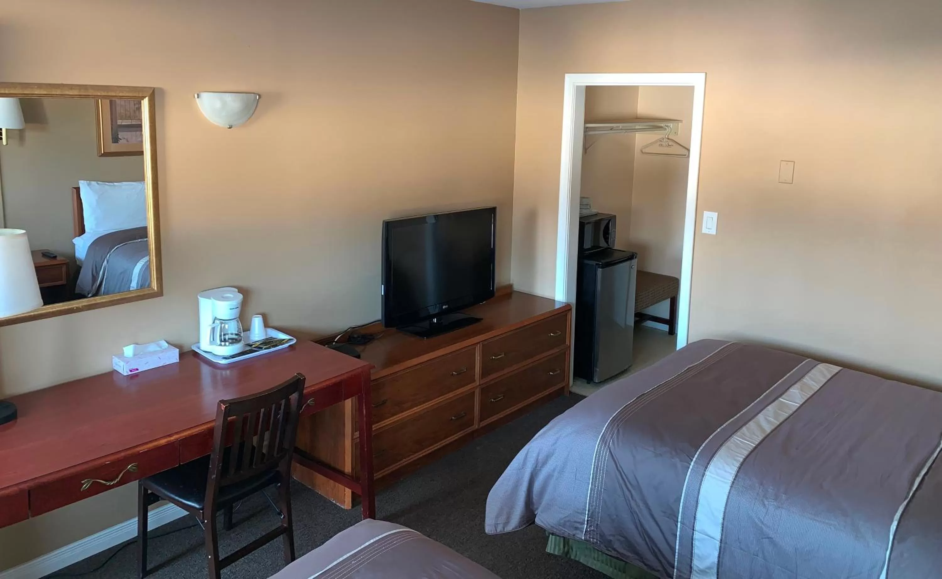 Bed in Village Inn & Suites - Sudbury