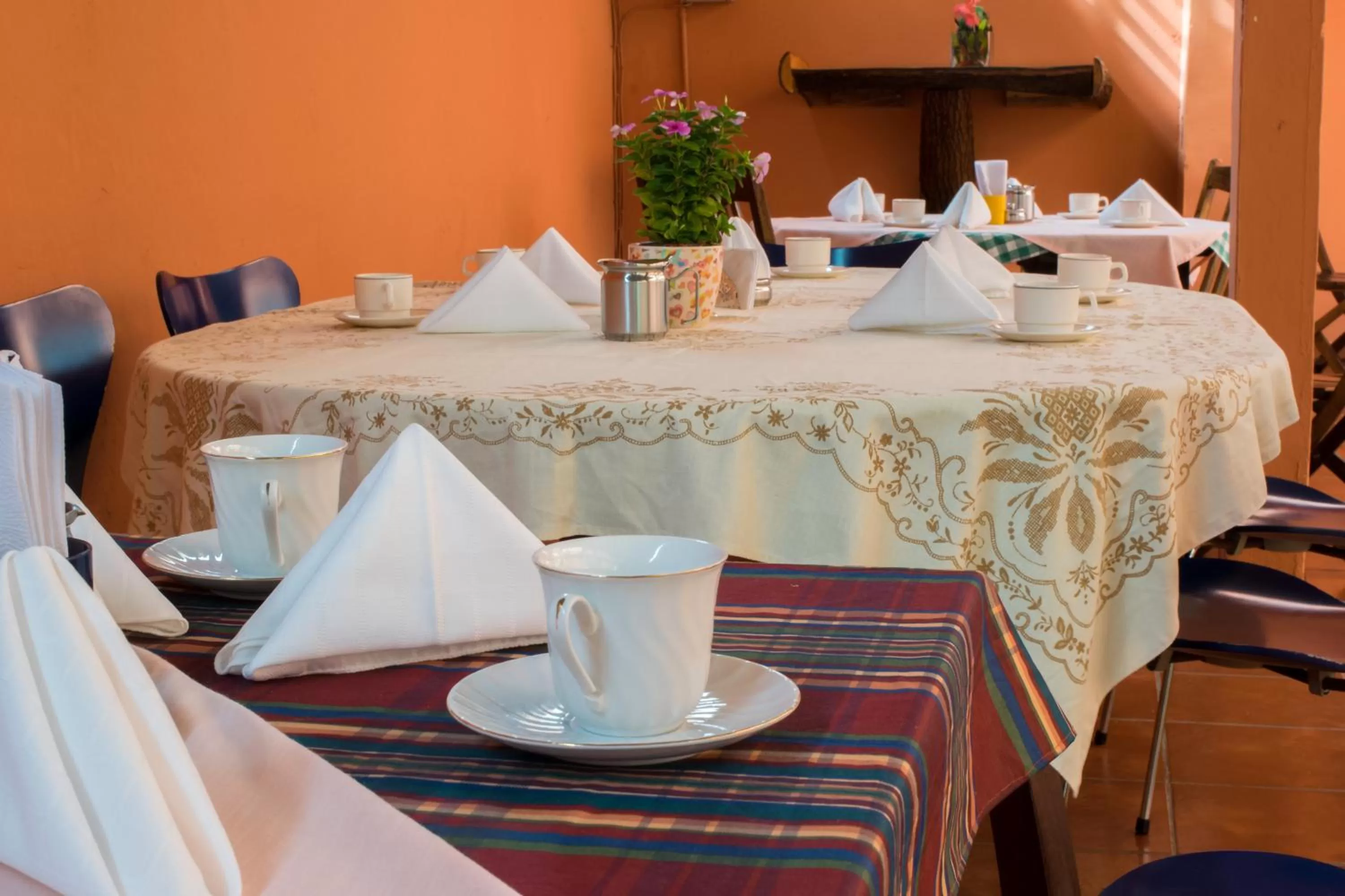 Restaurant/places to eat in Hotel Valerie