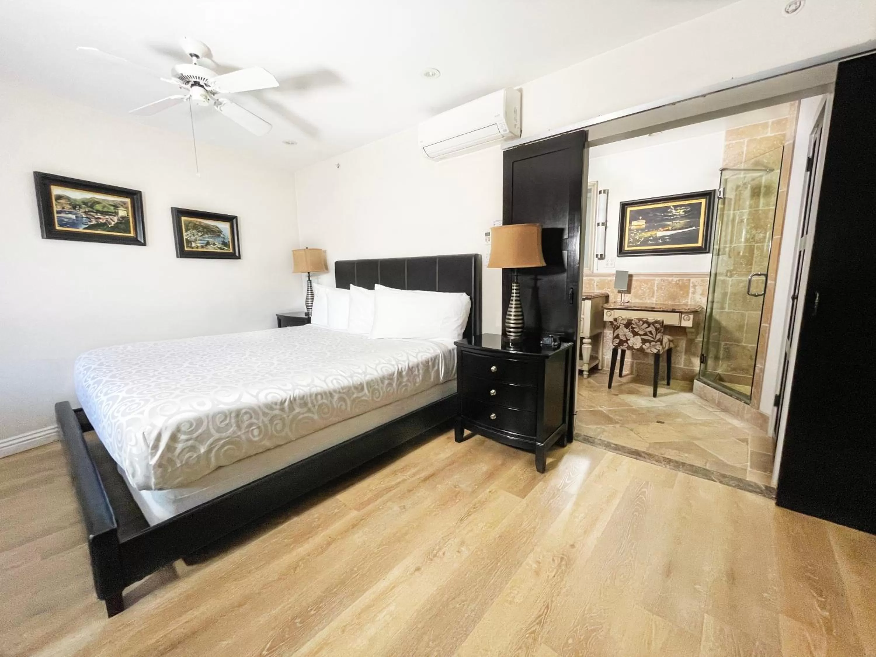 Queen Room with Garden View in Catalina Courtyard Suites