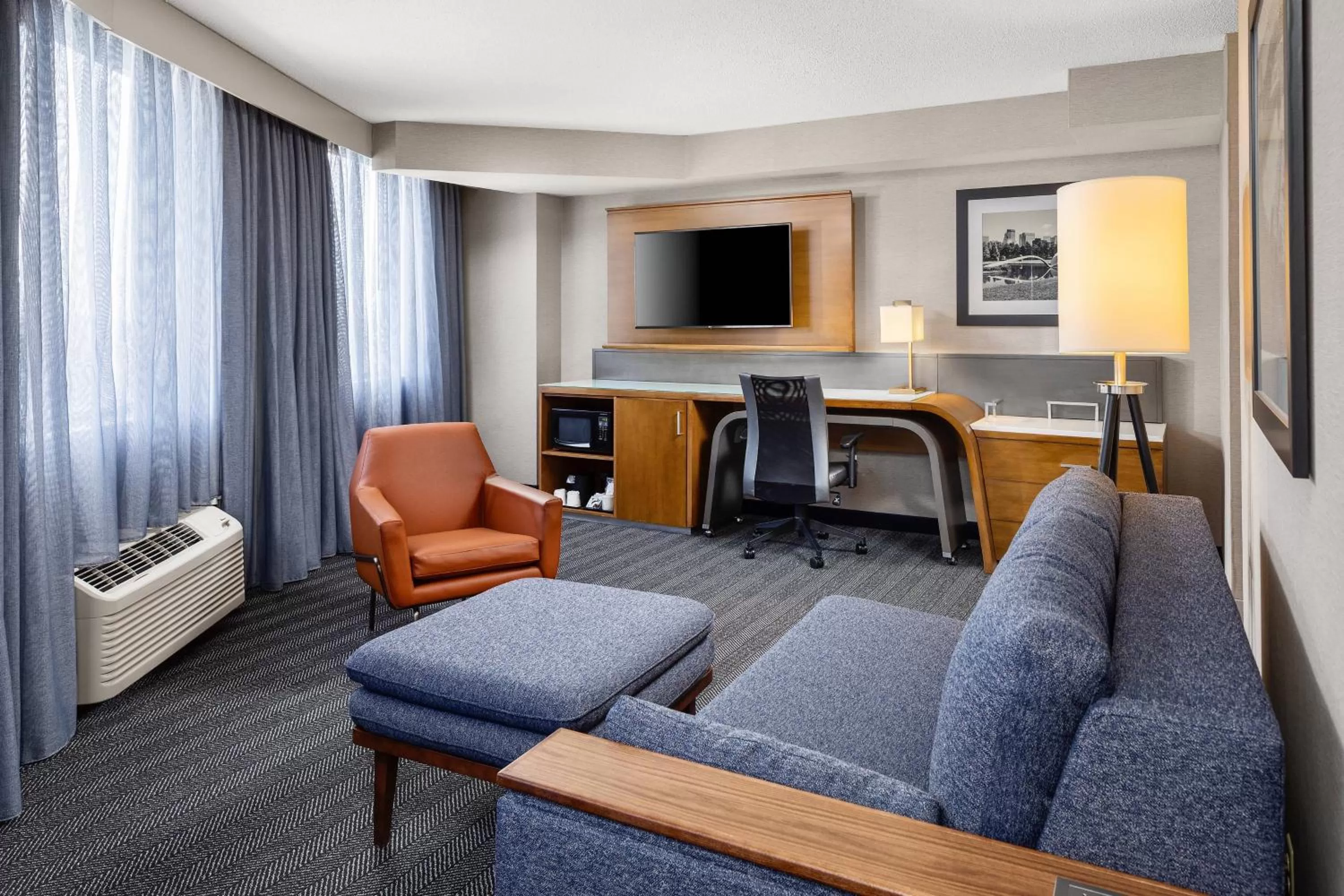 Living room in Courtyard by Marriott Minneapolis Downtown