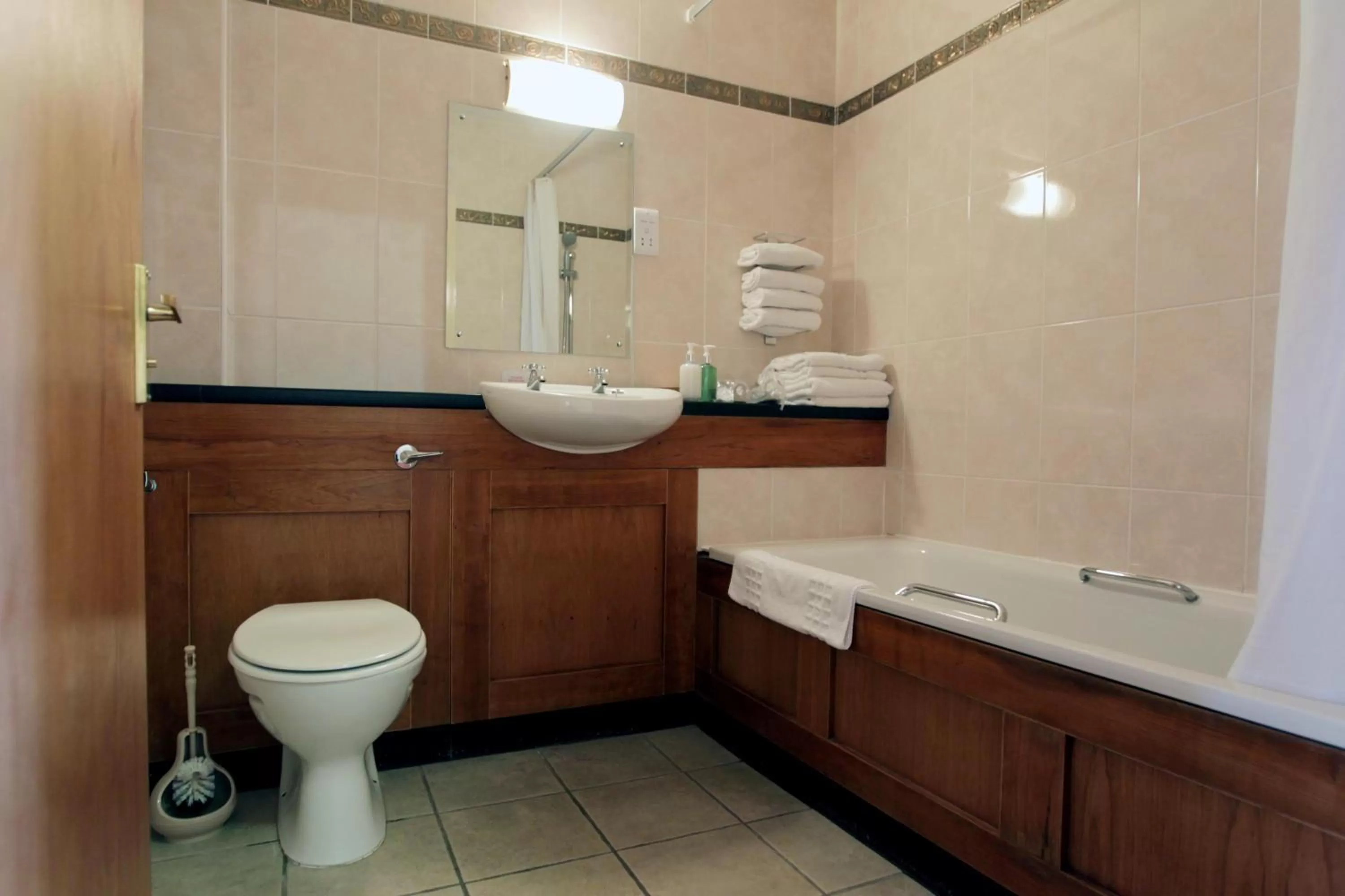 Shower in Inn On The Coast