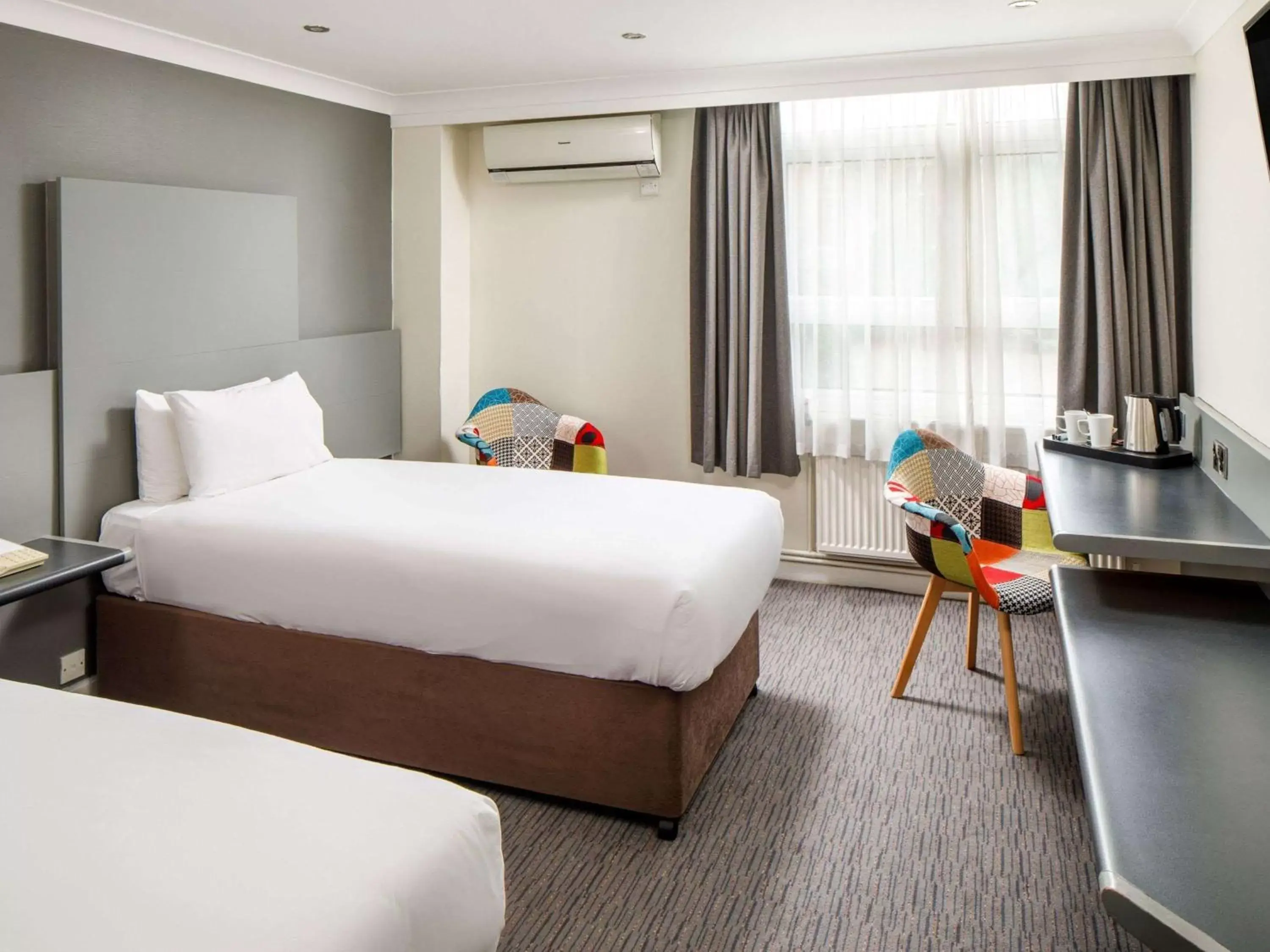 Classic Twin Room in Mercure Chester Abbots Well Hotel Classic Twin Room in Mercure Chester Abbots Well Hotel