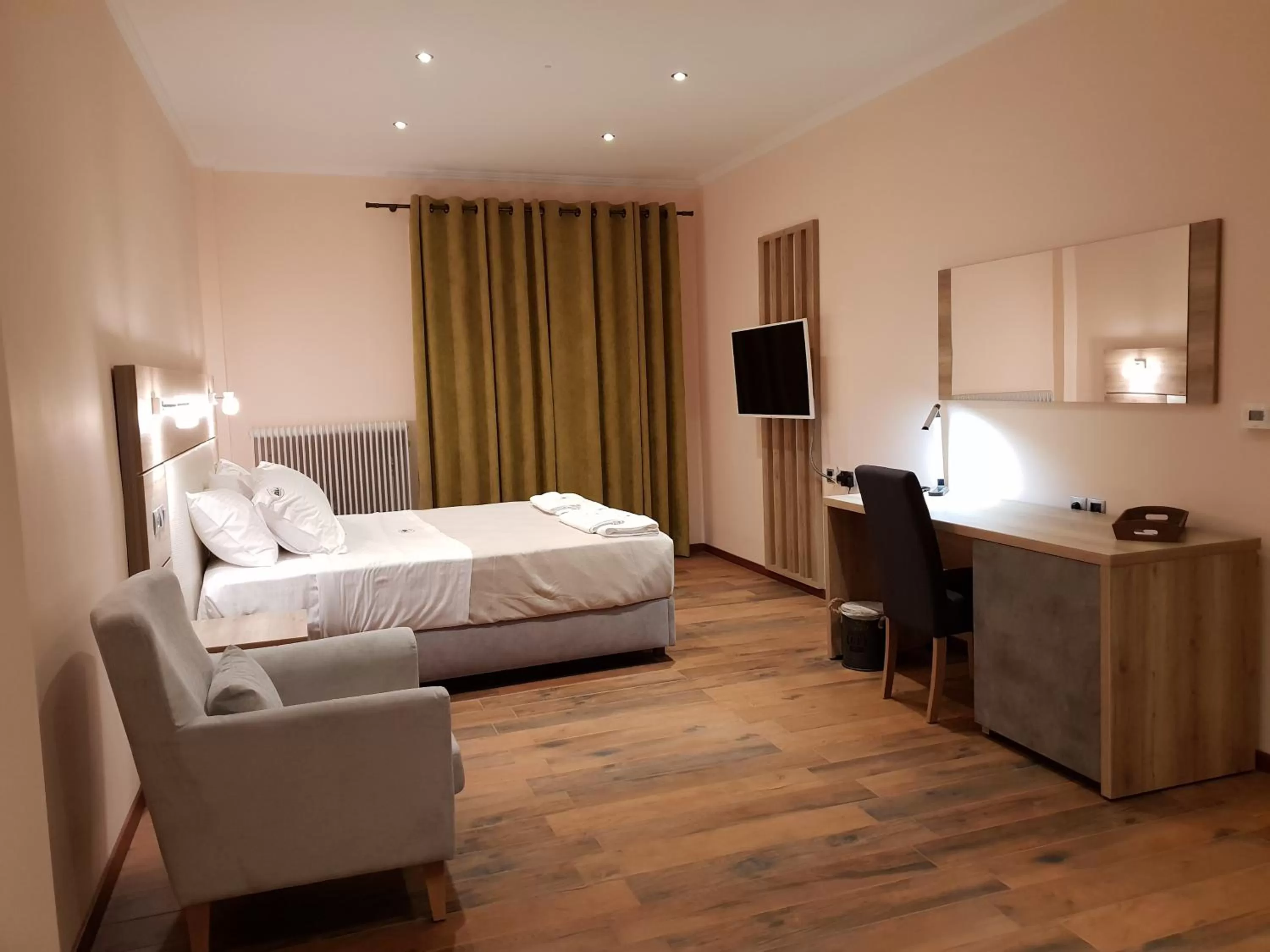 Photo of the whole room, Bed in Mondeus Inn Luxury