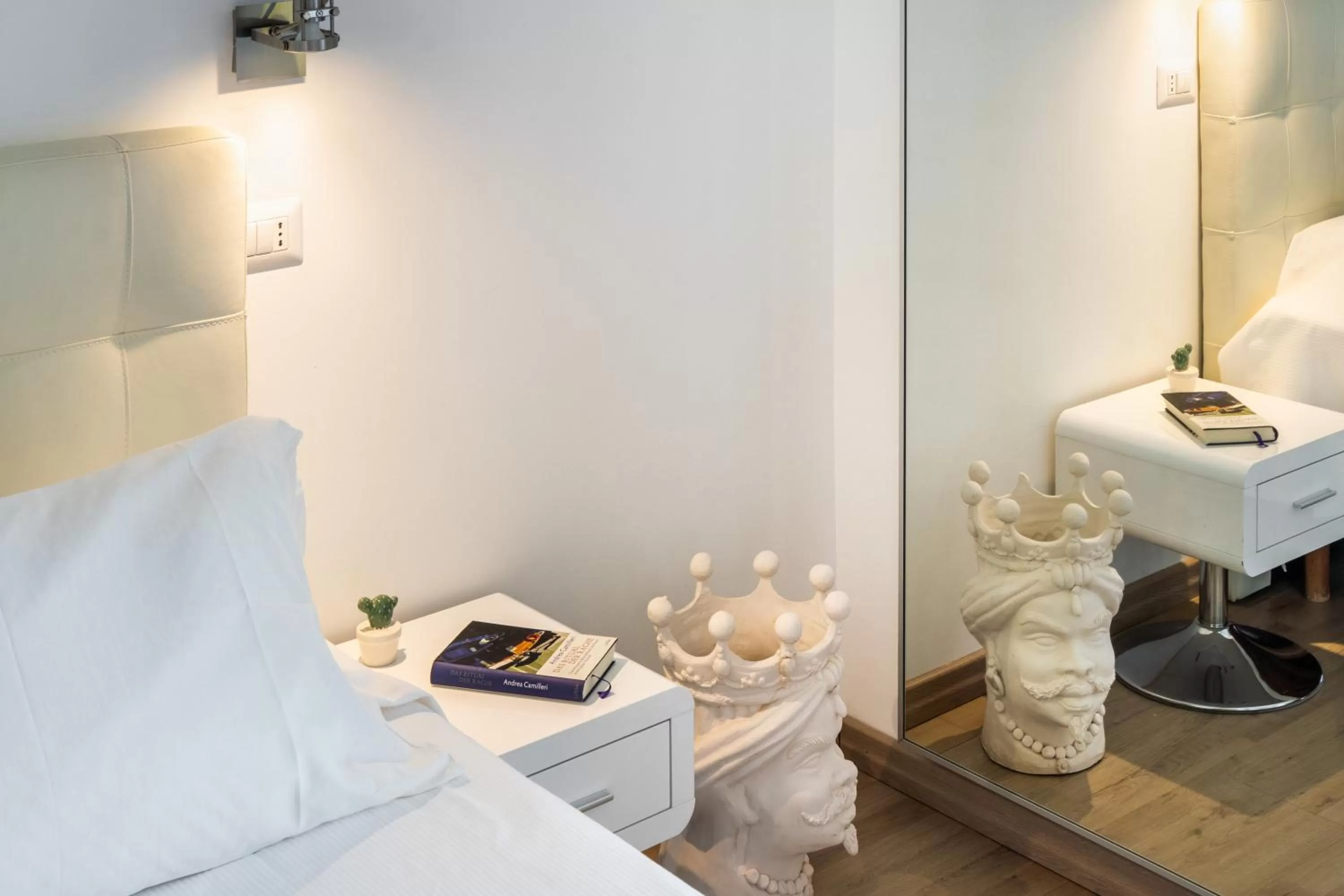 Decorative detail, Bed in Pantanello Rooms Avola