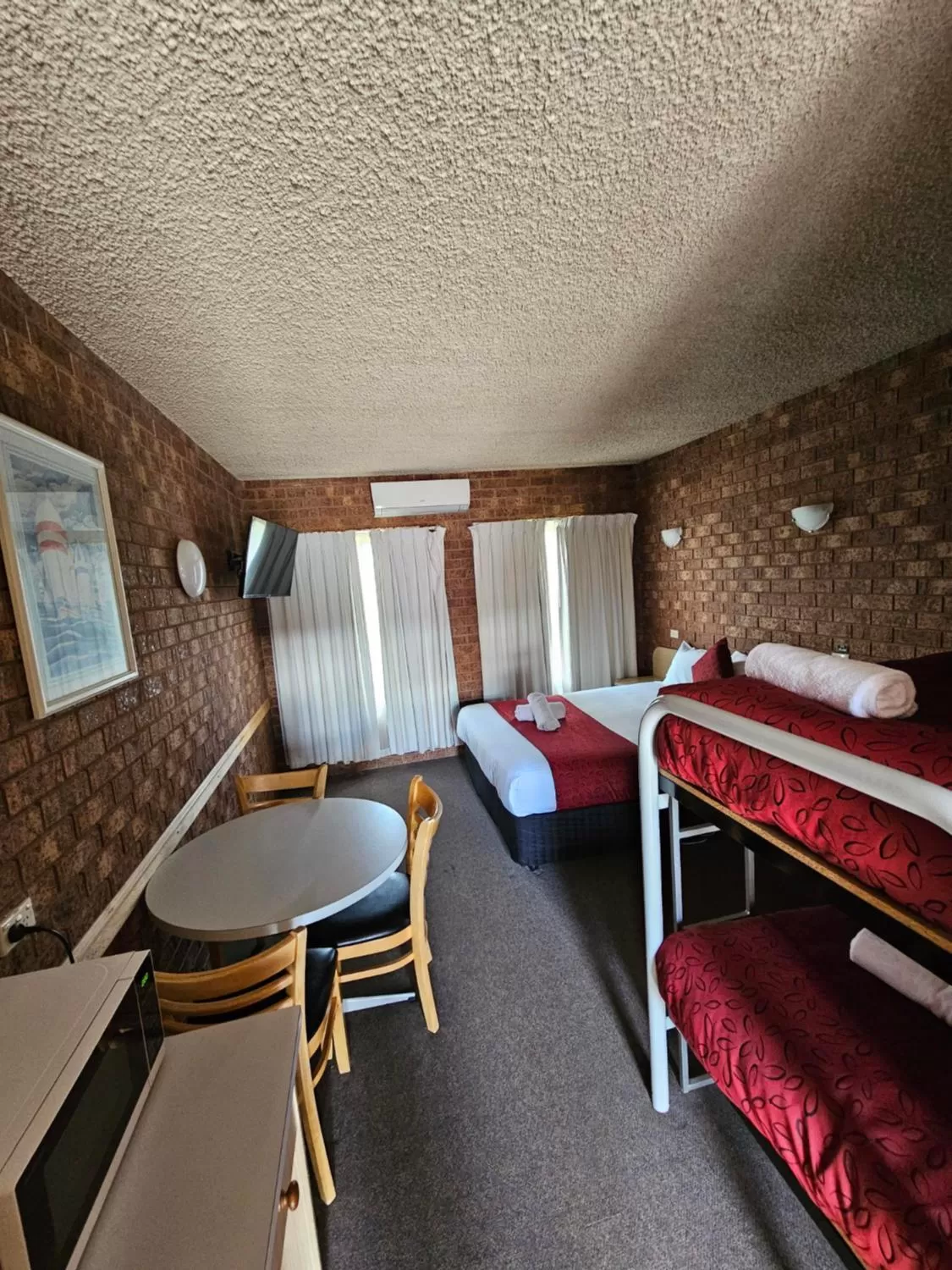 Bed in Courtyard Motor Inn