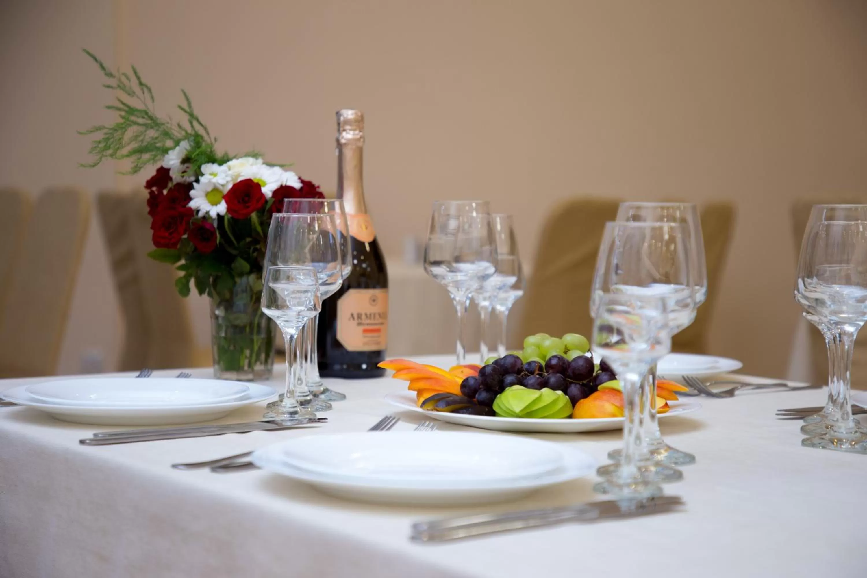 Restaurant/places to eat in Richmind Hotel