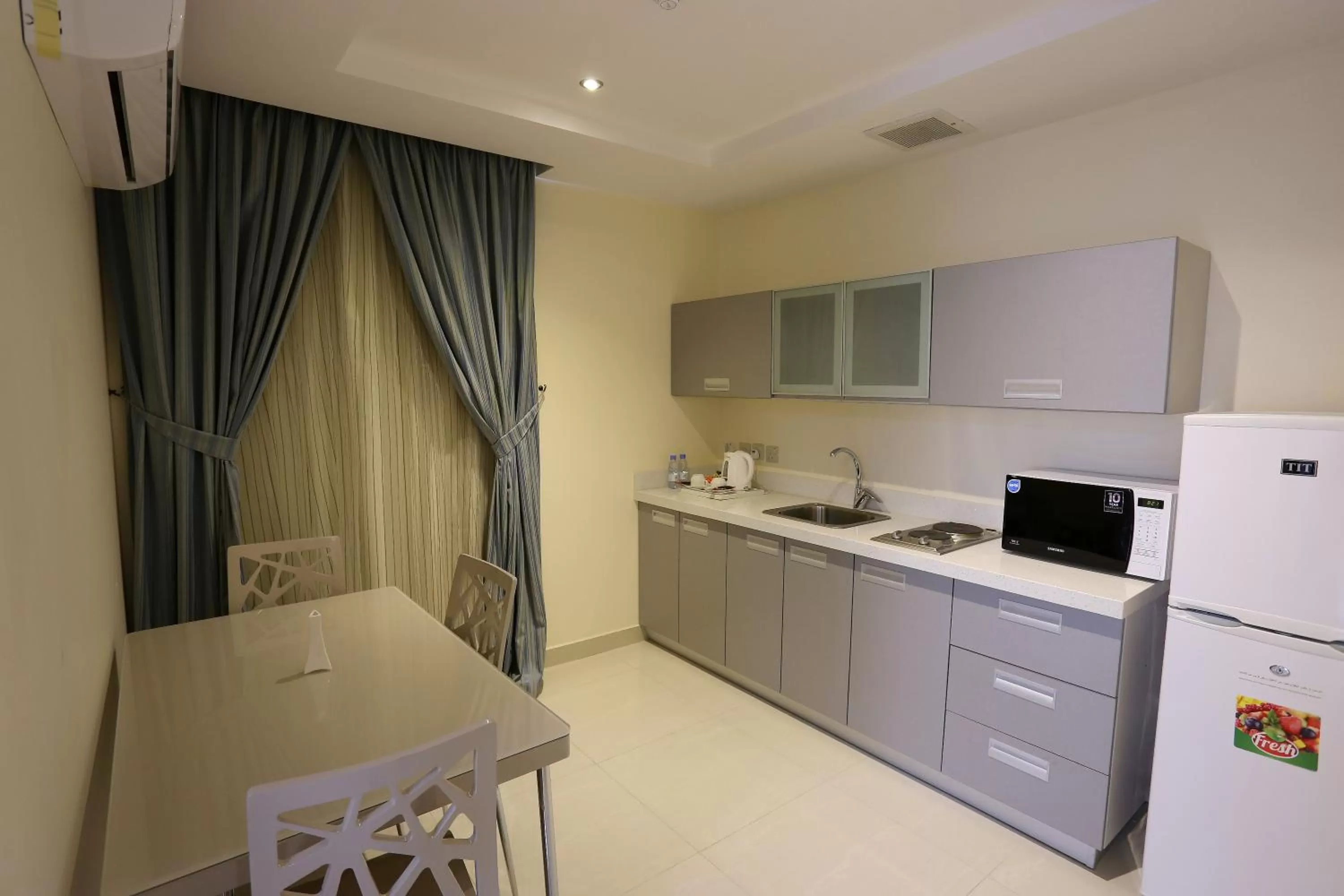 Coffee/tea facilities, Kitchen/Kitchenette in Arjaan Altakhassusi Hotel Suites