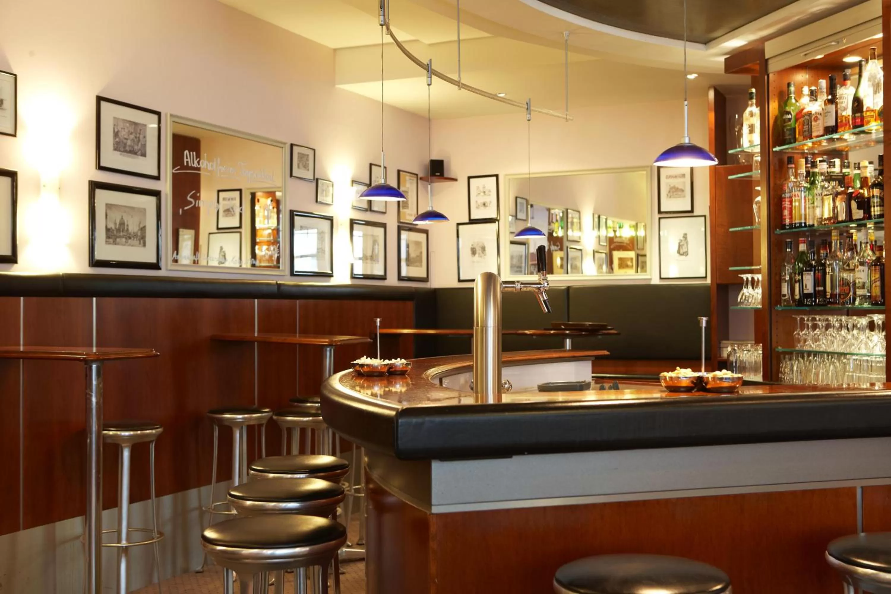 Lounge or bar in IntercityHotel Berlin Ostbahnhof