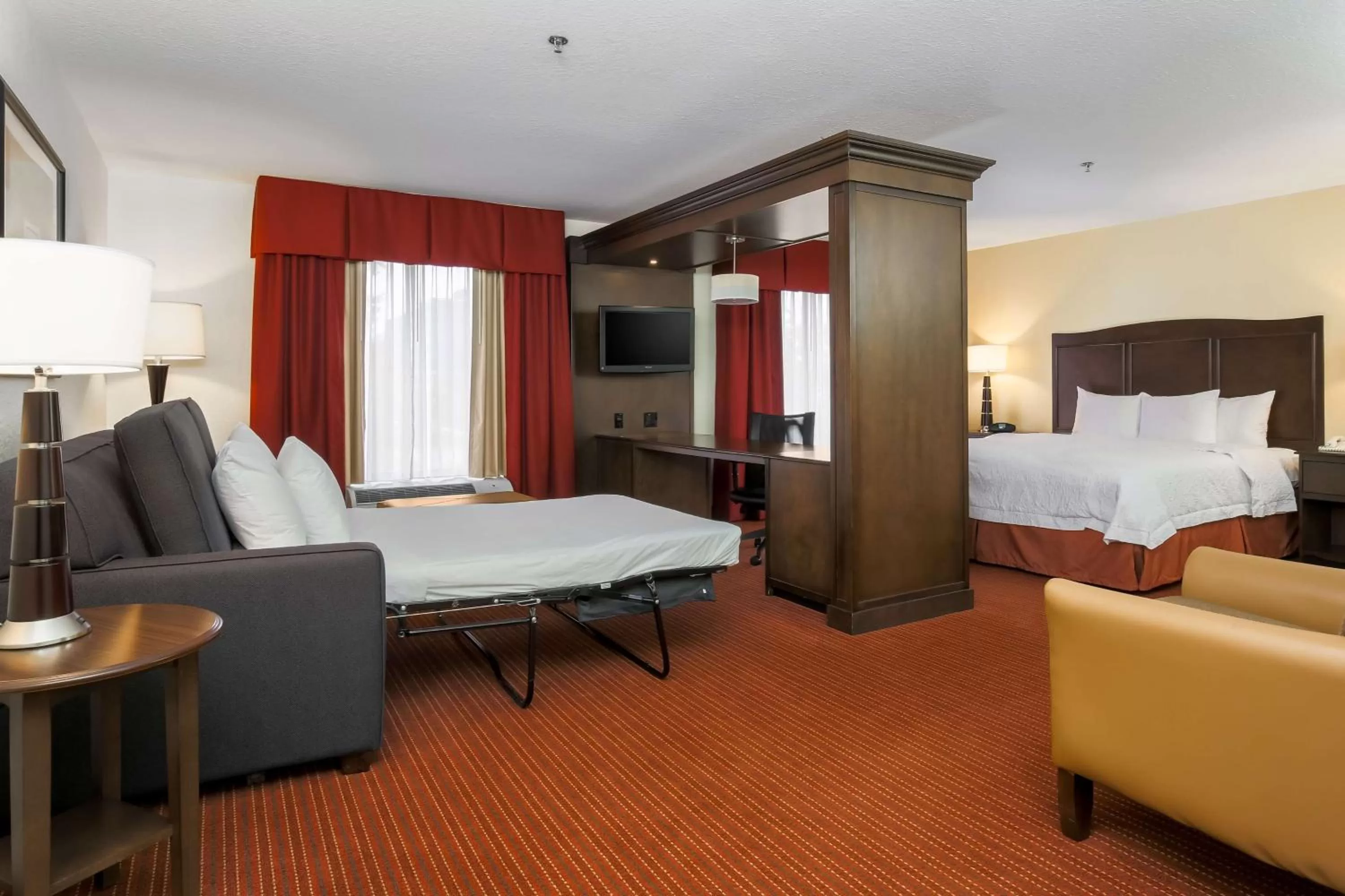 Living room, Bed in Hampton Inn Champaign/Urbana