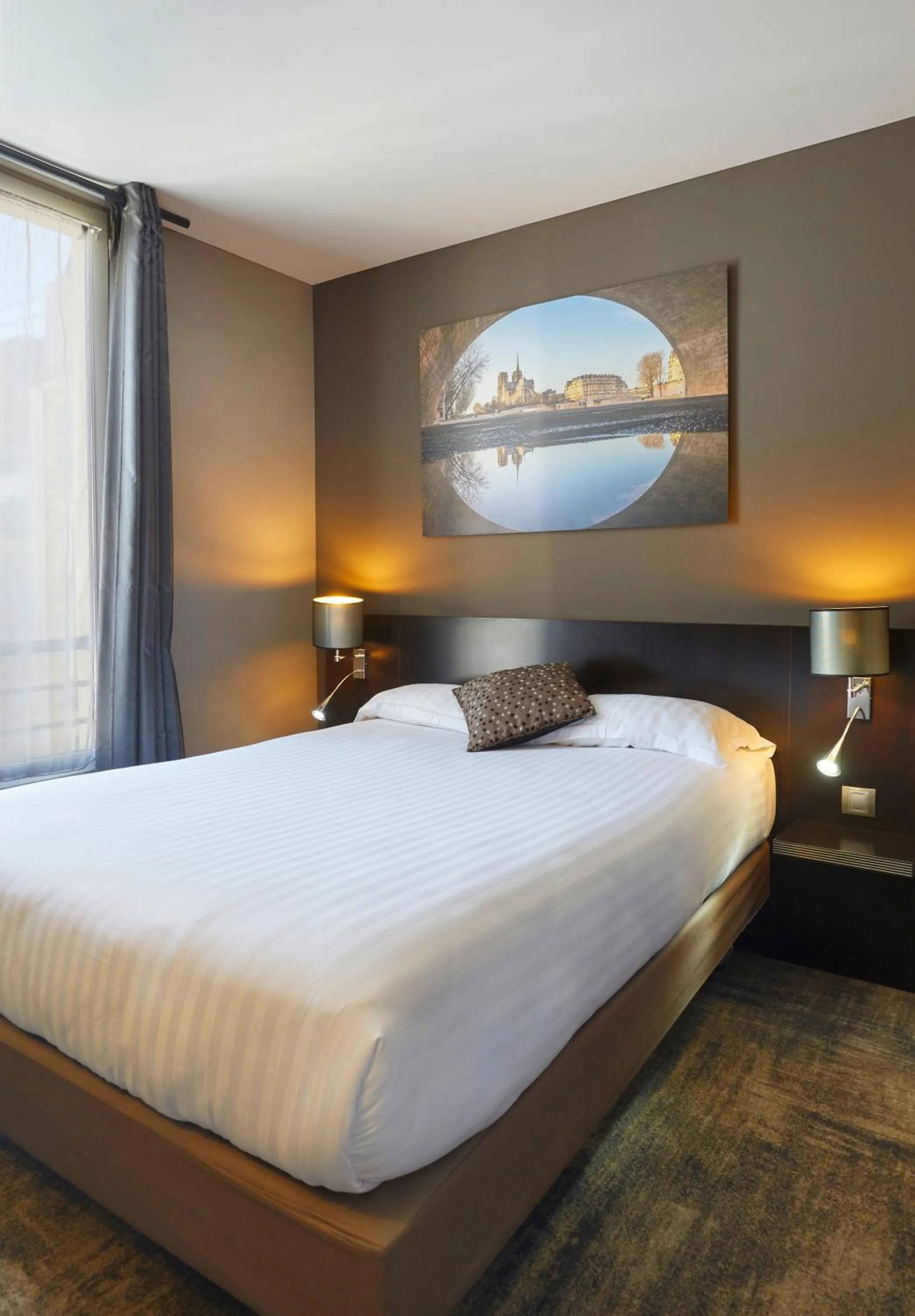 Bedroom, Bed in Logis hôtel Jardin de Villiers