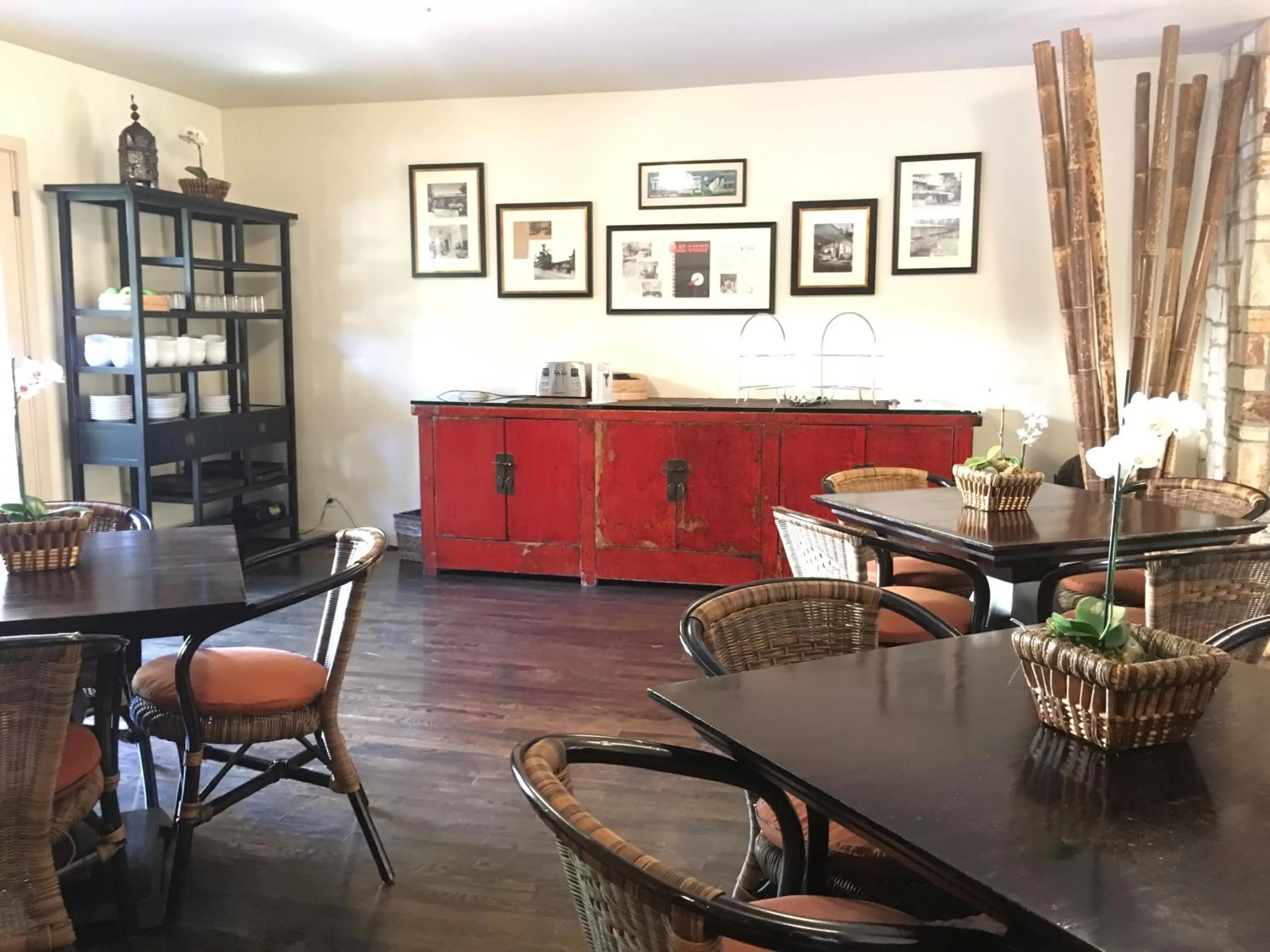 Lounge or bar in Tradewinds Carmel