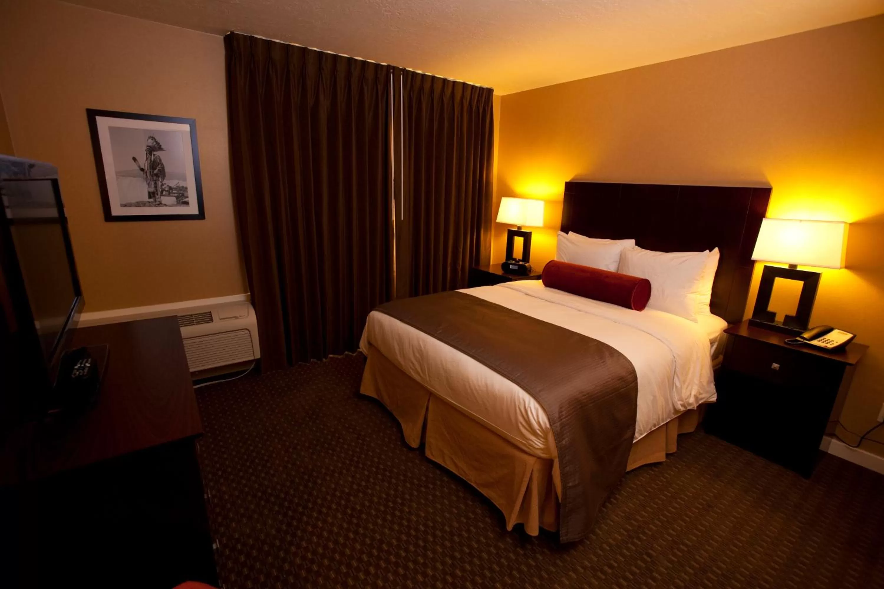 Photo of the whole room, Bed in Celilo Inn